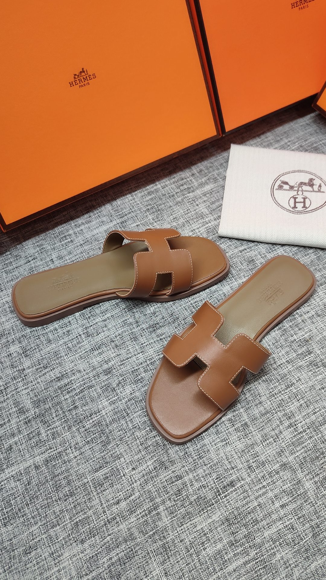 UA Hermès Oran sandal