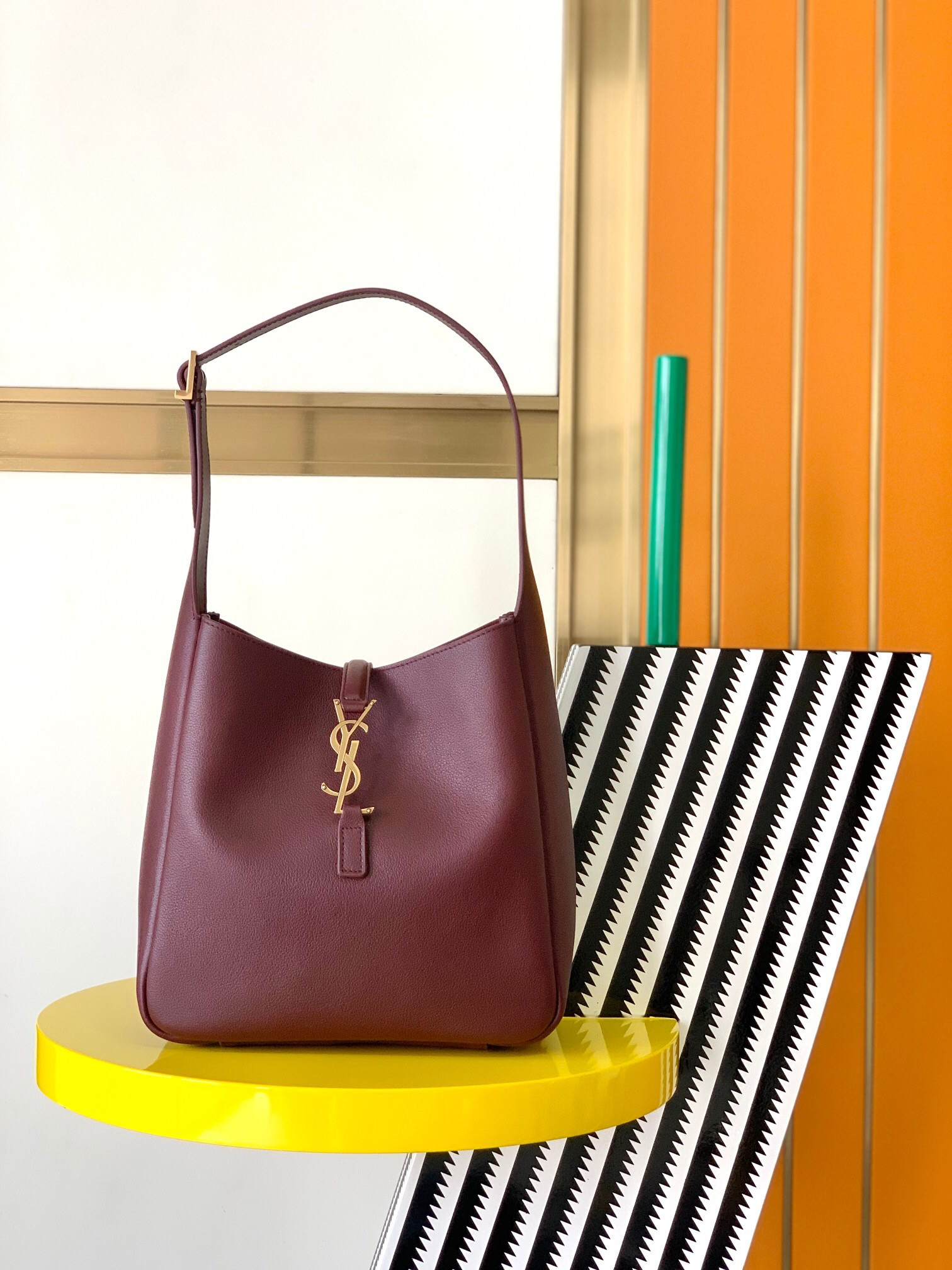 Y*L LE 5 À 7 S*pPLE SMALL IN GRAINED LEATHER 23 x 22 x 8.5 cm