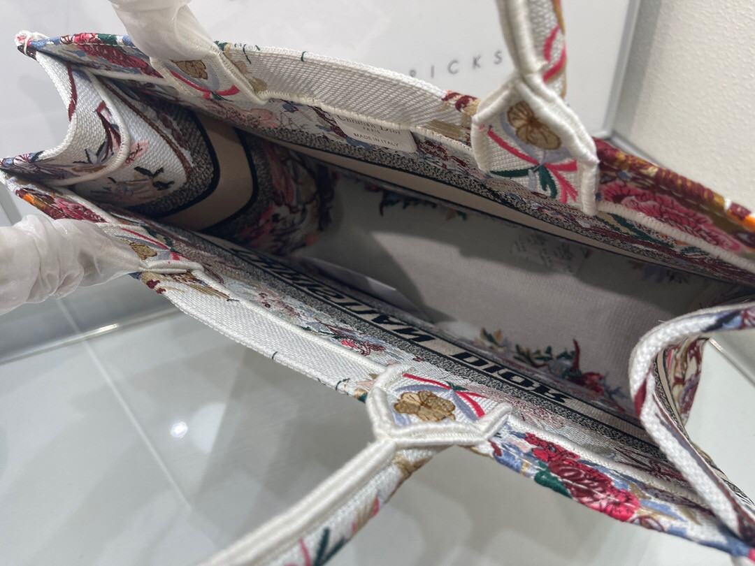 MEDIUM D*0r BOOK TOTE White Multicolor Dragon Zodiac Embroidery 36 x 27.5 x 16.5 cm