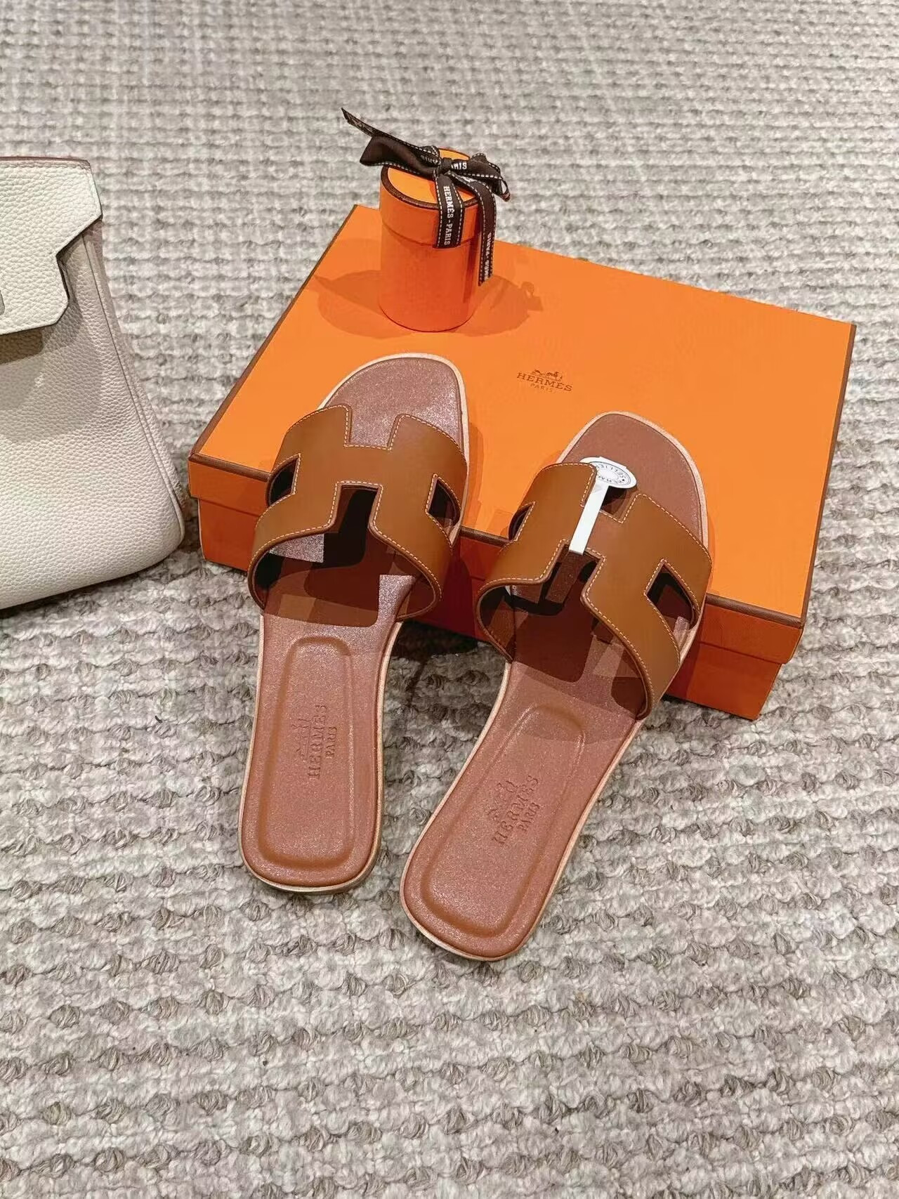 UA Hermès Oran sandal