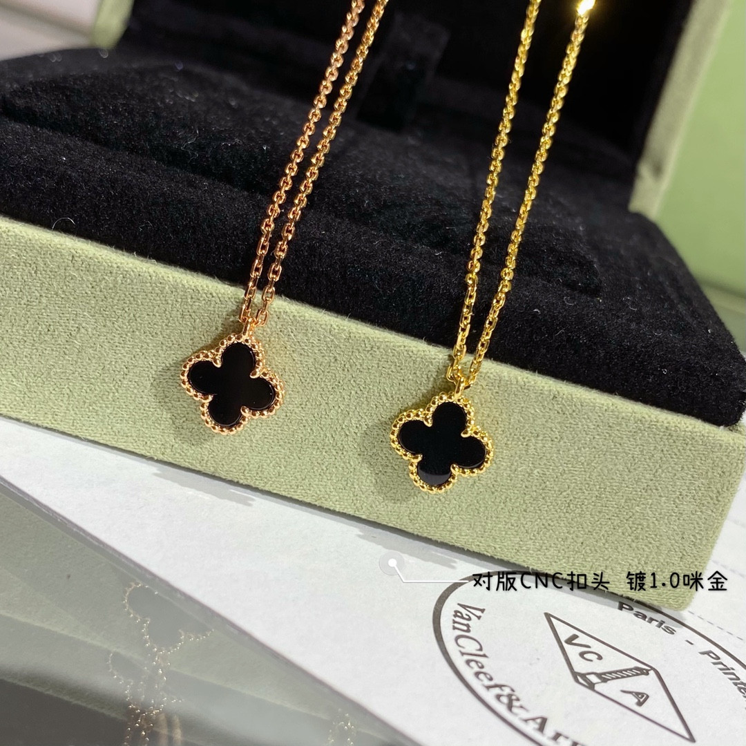 V*N CL*F & Arpels Mini Four-Leaf Clover Necklace Diameter approx 1.0cm, Chain length approx 40+5cm