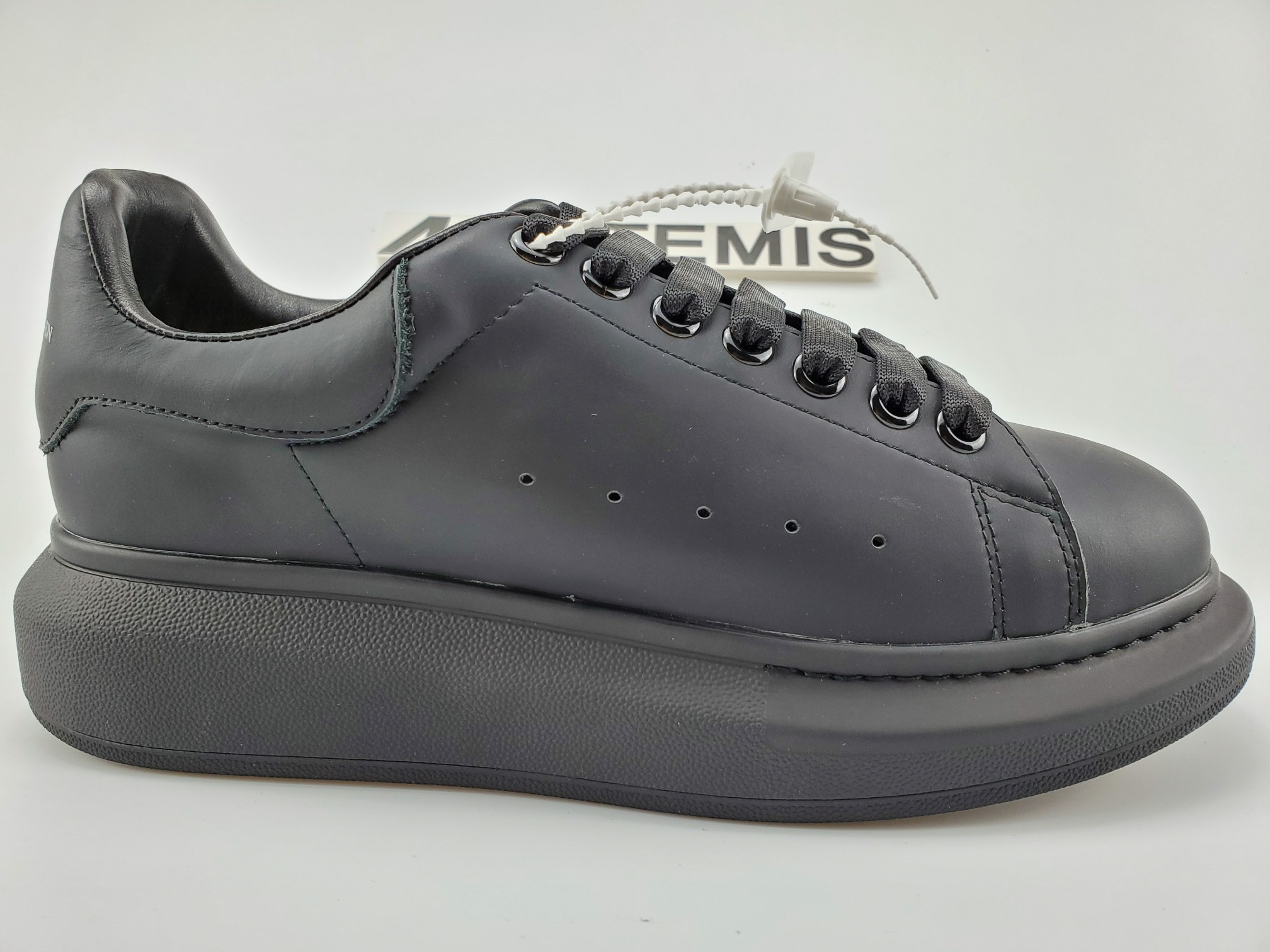 Ale*d*r M*Q*en Trainers Black