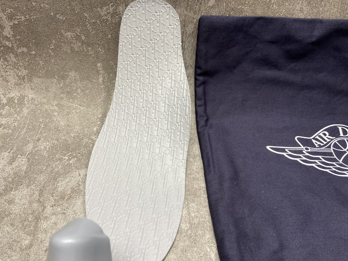 Air Jordan 1 Retro High D*0r (Blue Box Version)