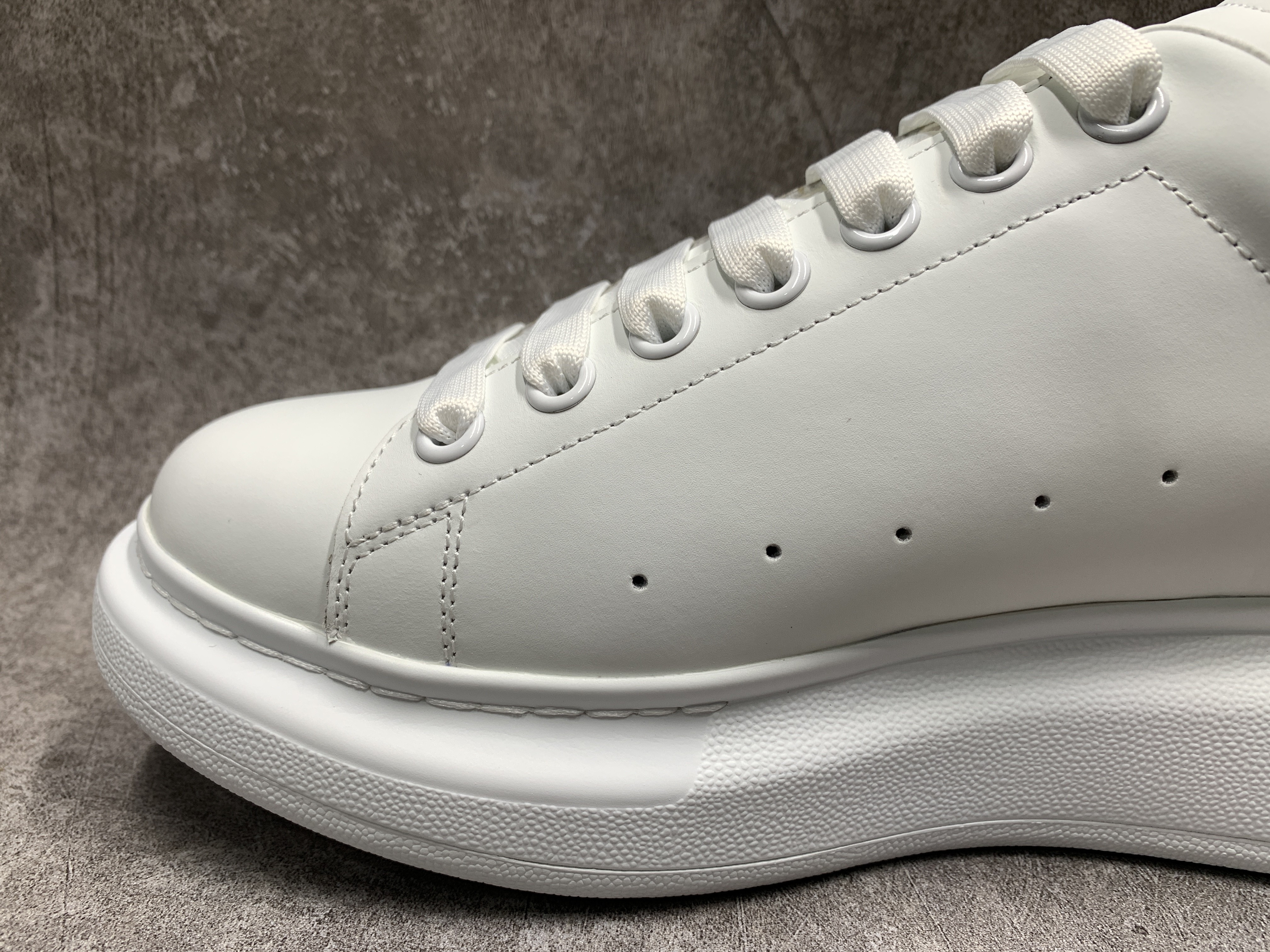 Ale*d*r M*Q*en Oversized White