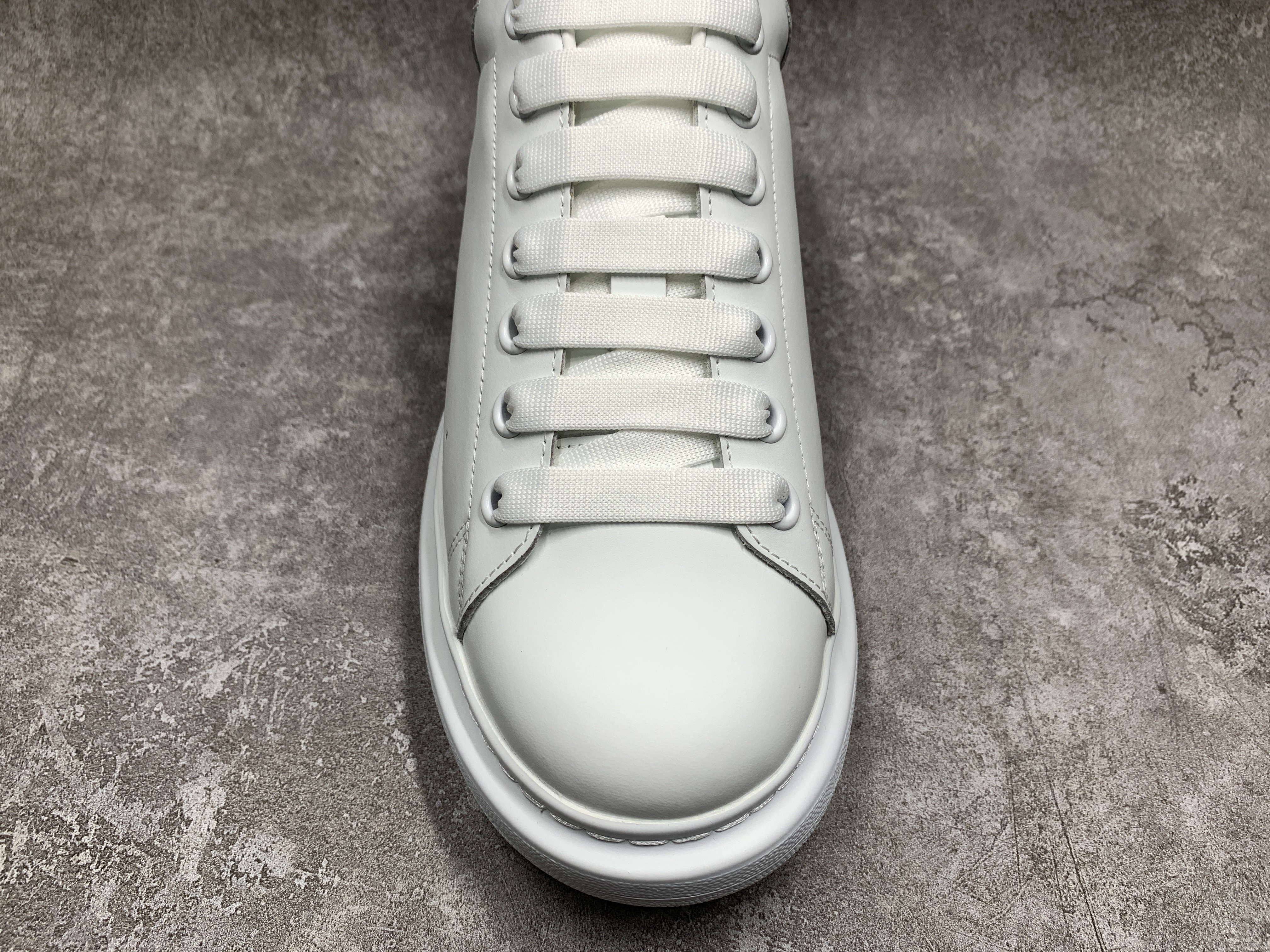 Ale*d*r M*Q*en Oversized White