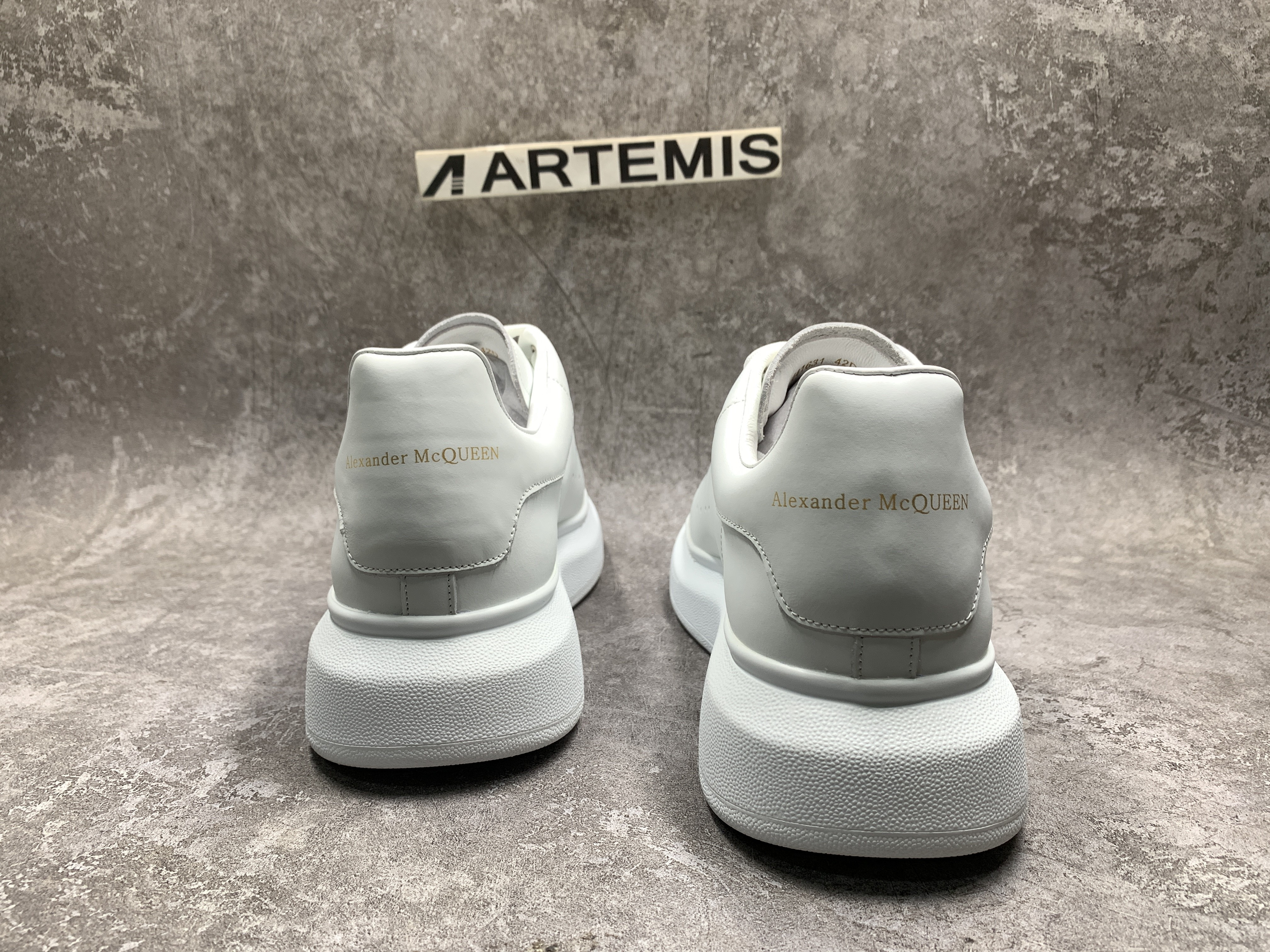 Ale*d*r M*Q*en Oversized White