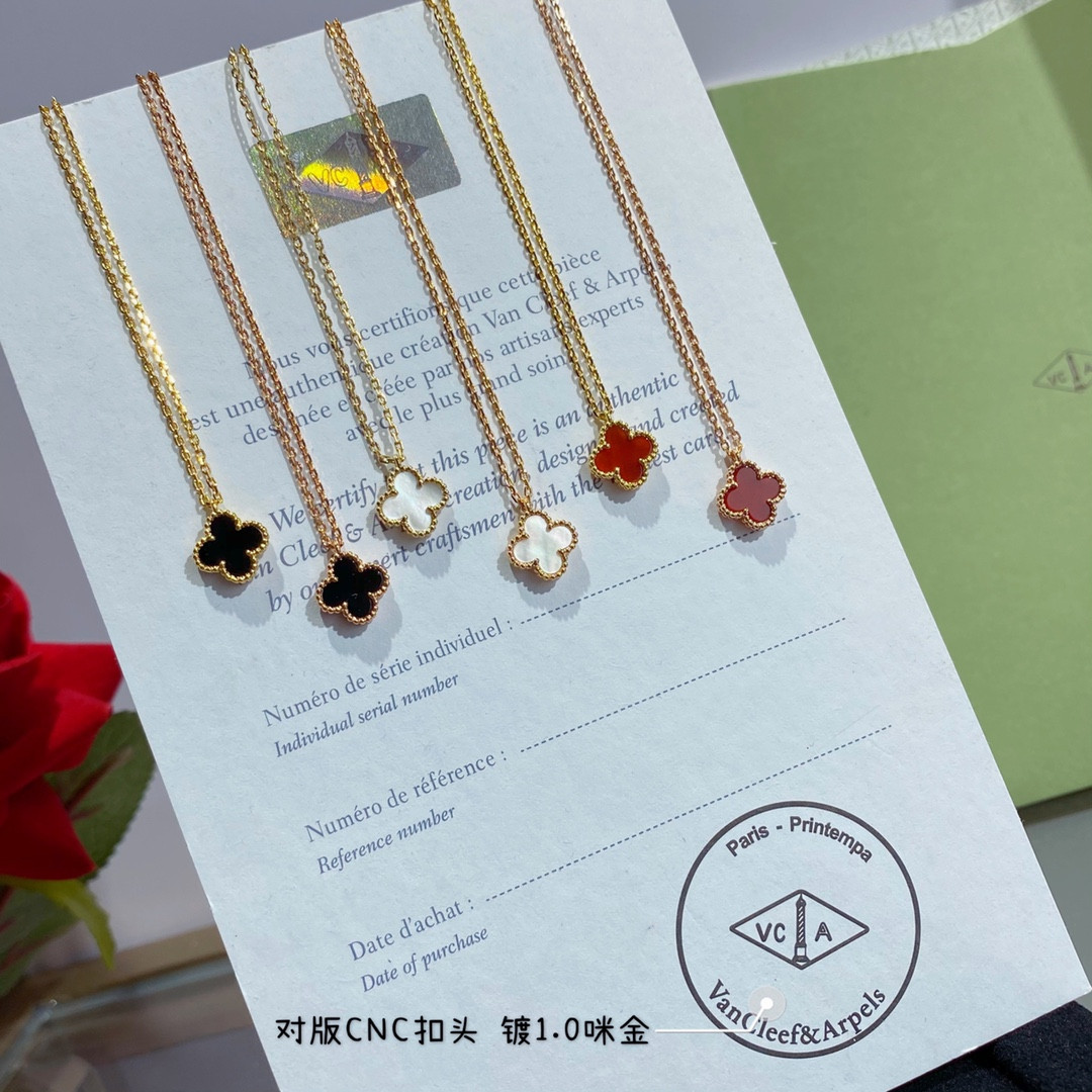 V*N CL*F & Arpels Mini Four-Leaf Clover Necklace Diameter approx 1.0cm, Chain length approx 40+5cm