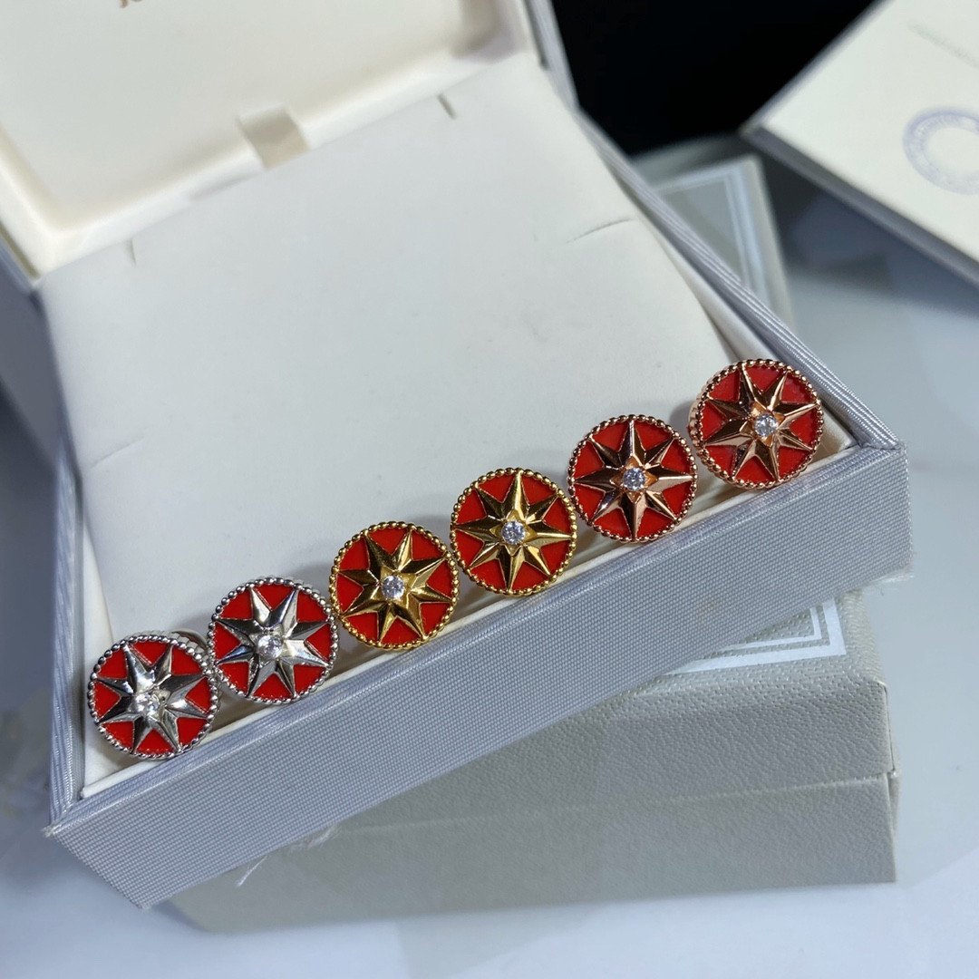 D*0r compass Stud Earrings