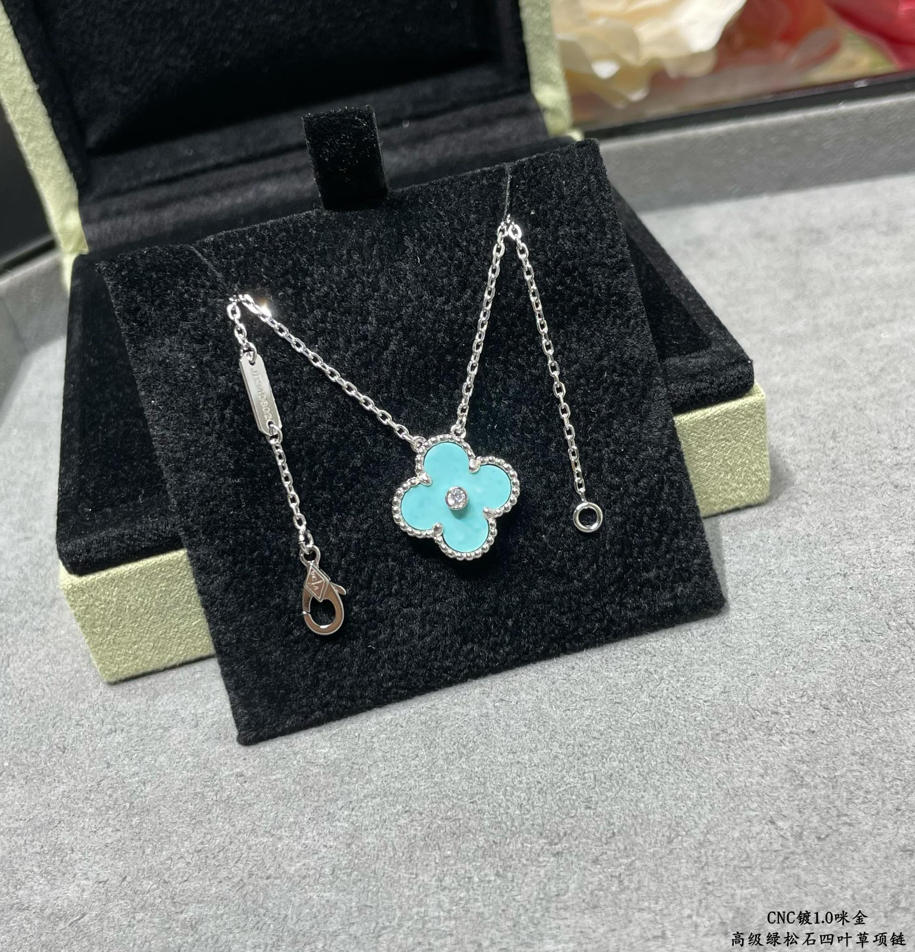 V*N CL*F & Arpels Medium Classic Four Leaf Clover Necklace Diameter approx 1.5cm Chain length approx 40+5cm