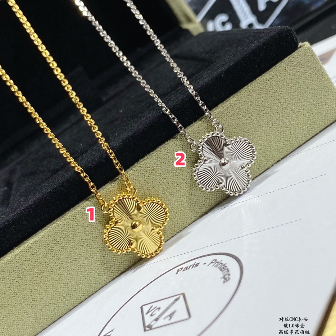 V*N CL*F & Arpels Medium Classic Four Leaf Clover Necklace Diameter approx 1.5cm,Chain length approx 40+5cm