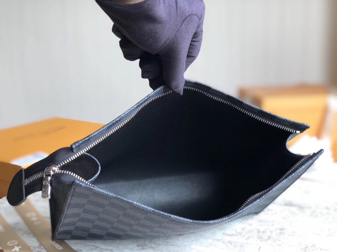 L0*is V*t0n LV TOILETRY POUCH 26 N47542