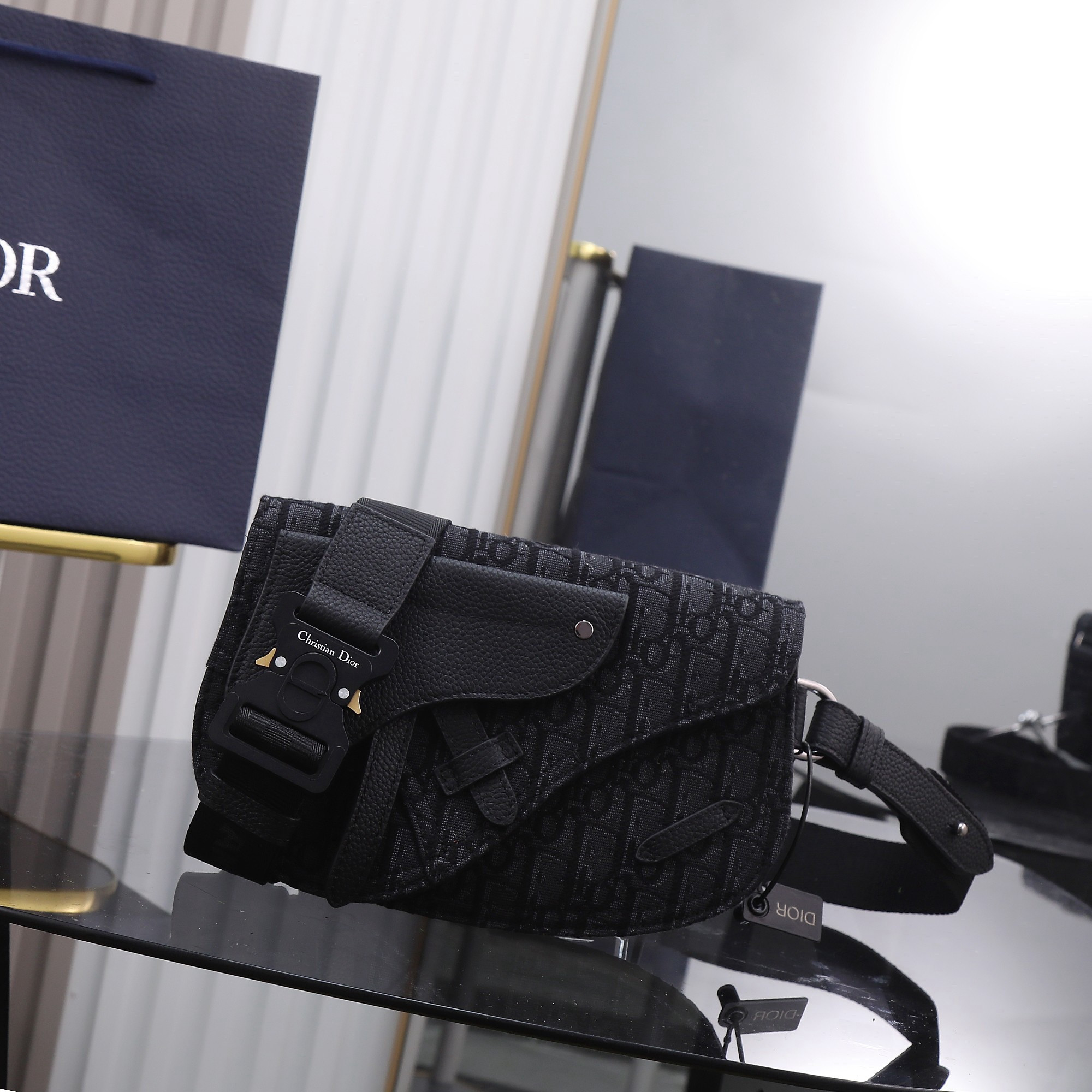 D*0r Saddle Messenger Bag with Flap 23 x18 x6cm