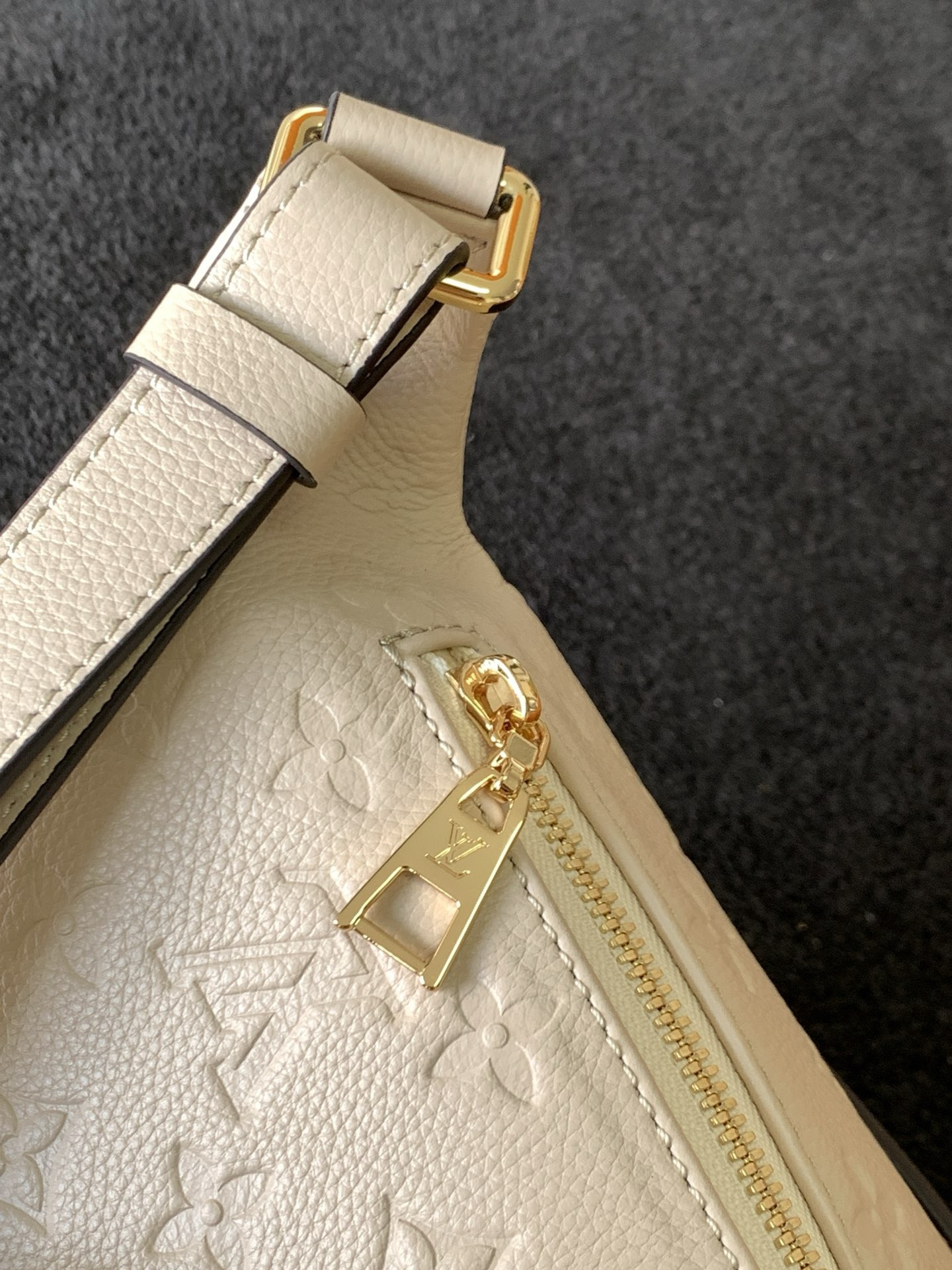 L0*is V*t0n LV Bumbag Monogram Empreinte Creme M44836 37 x14 x20CM