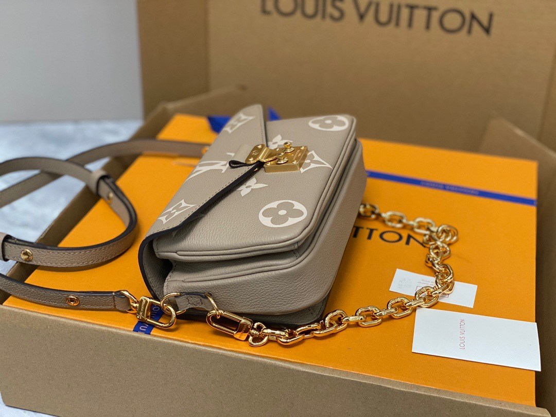 LV Pochette Métis East West M23081