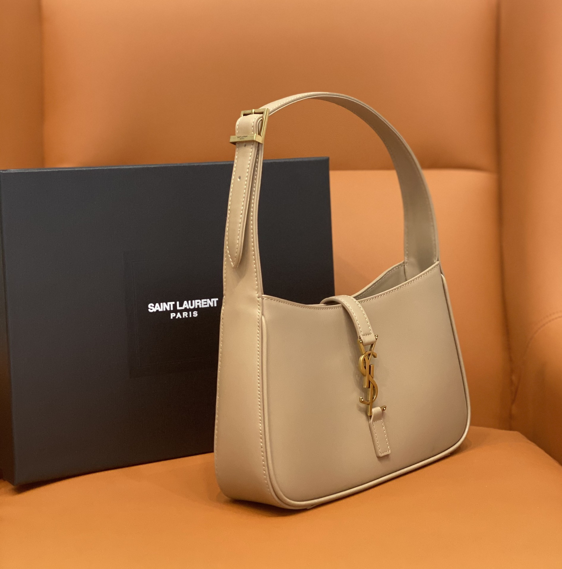 Y*L LE 5 À 7 IN SMOOTH LEATHER IVOIRE NATUREL 23 X 16 X 6.5 CM