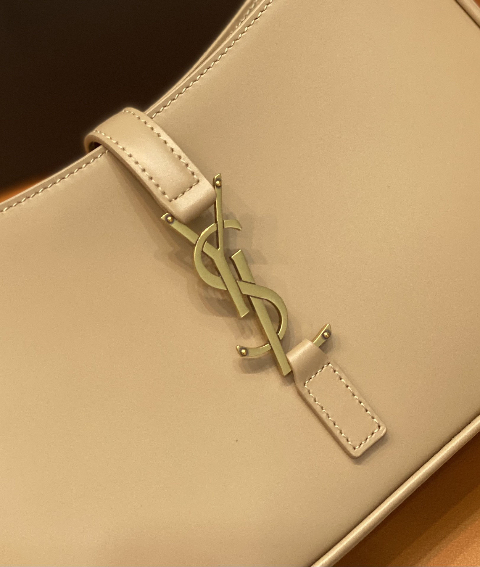 Y*L LE 5 À 7 IN SMOOTH LEATHER IVOIRE NATUREL 23 X 16 X 6.5 CM