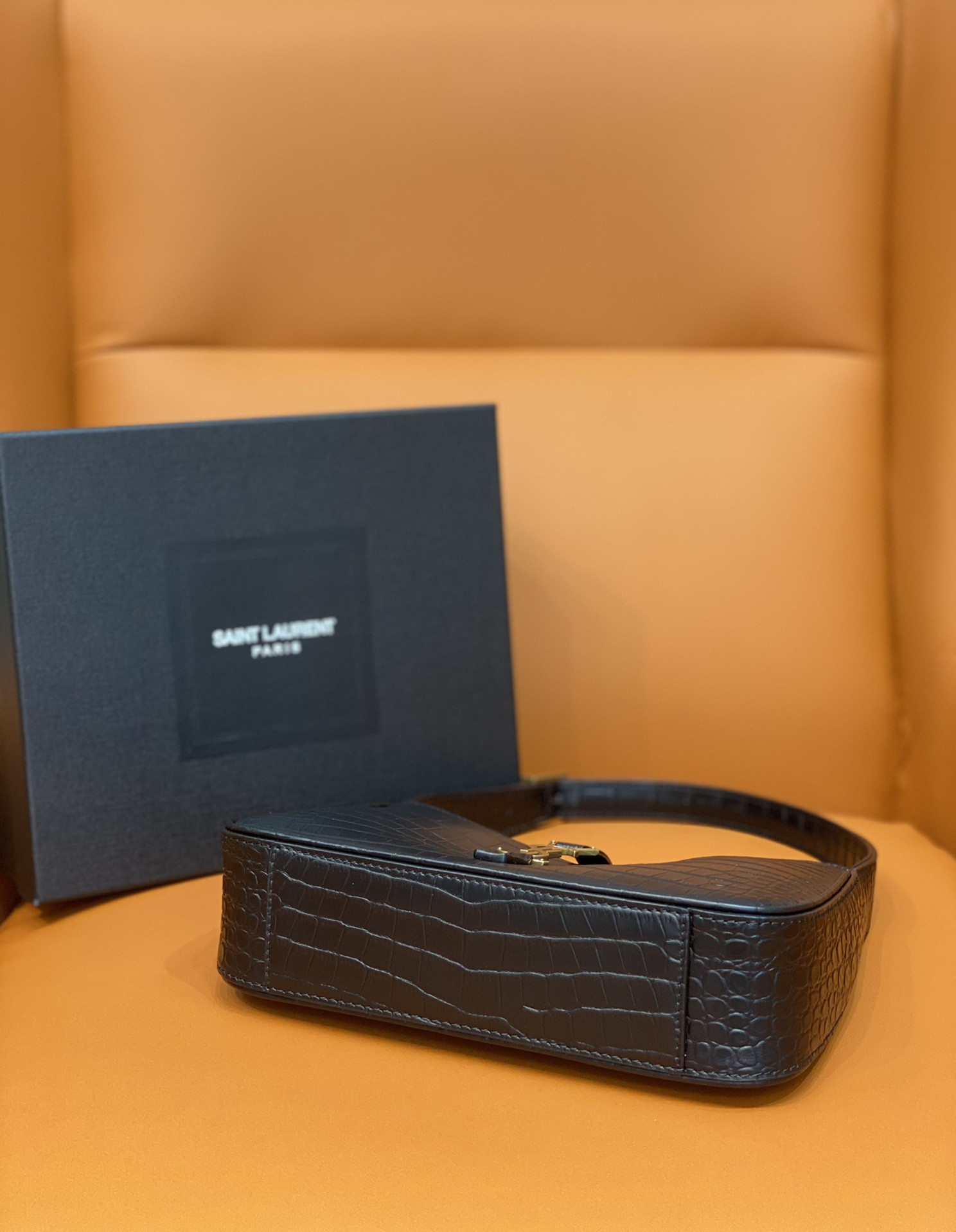 Y*L LE 5 À 7 IN CROCODILE-EMBOSSED SHINY LEATHER NOIR 23 X 16 X 6.5 CM