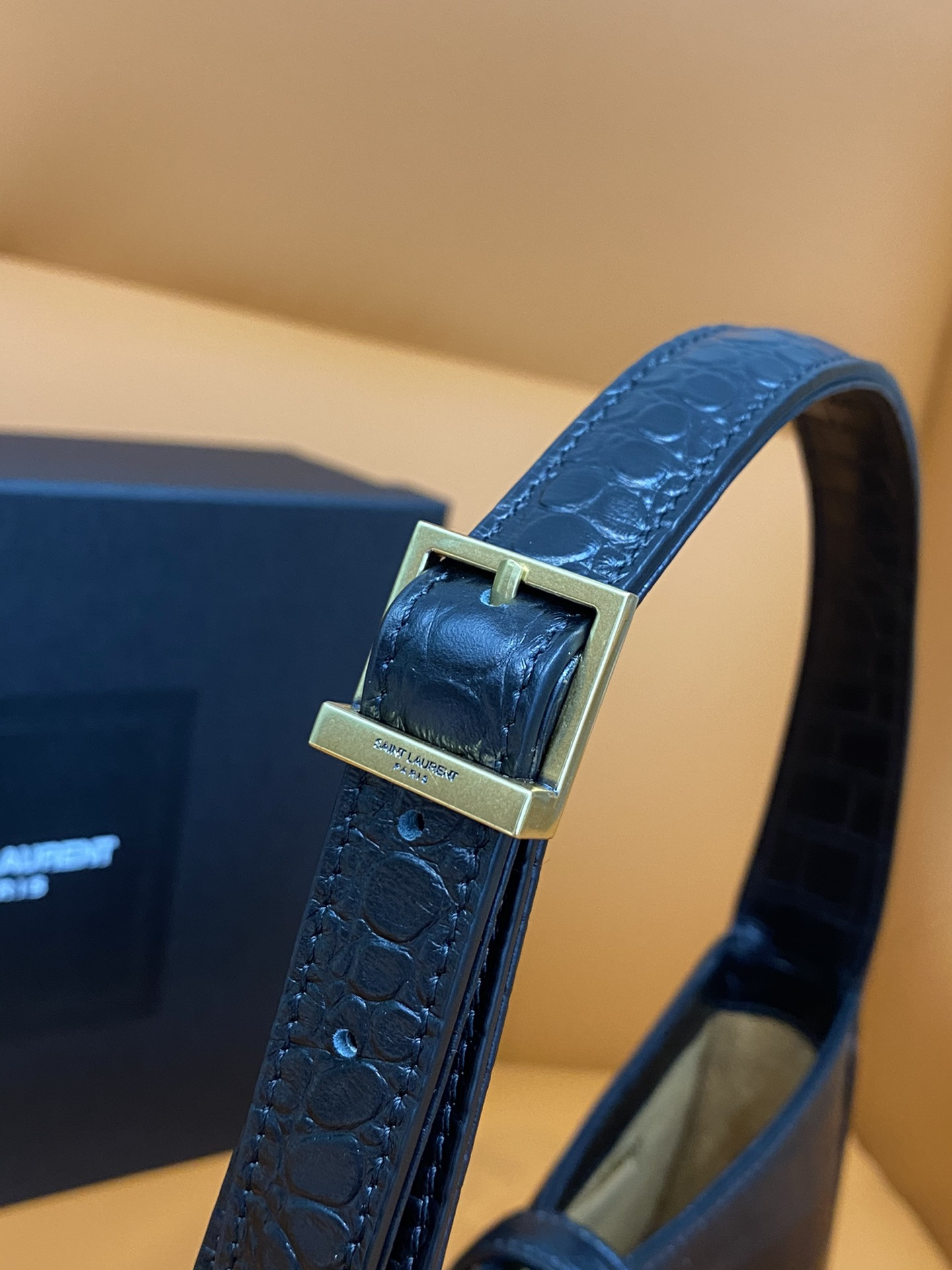 Y*L LE 5 À 7 IN CROCODILE-EMBOSSED SHINY LEATHER NOIR 23 X 16 X 6.5 CM