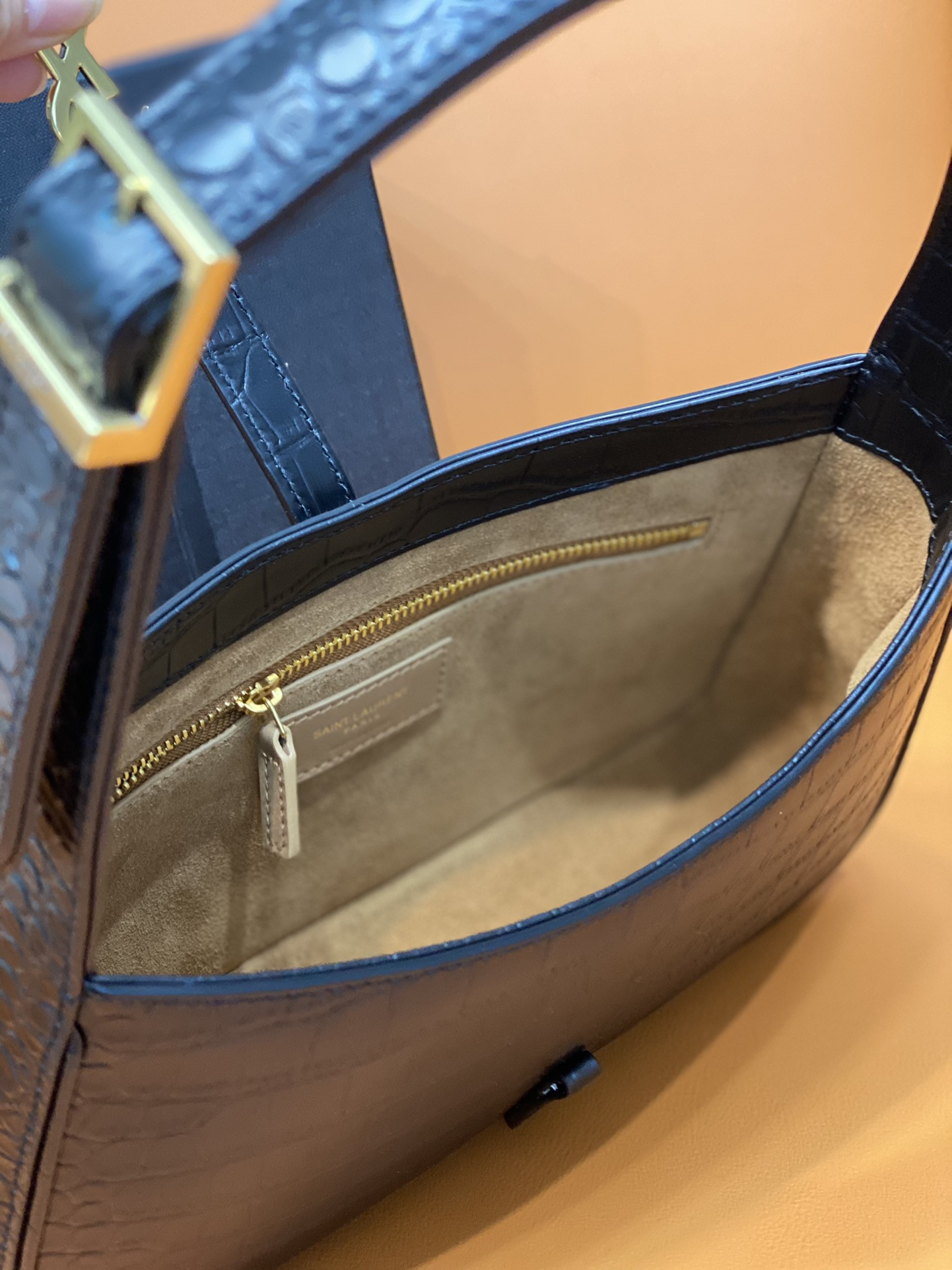 Y*L LE 5 À 7 IN CROCODILE-EMBOSSED SHINY LEATHER NOIR 23 X 16 X 6.5 CM