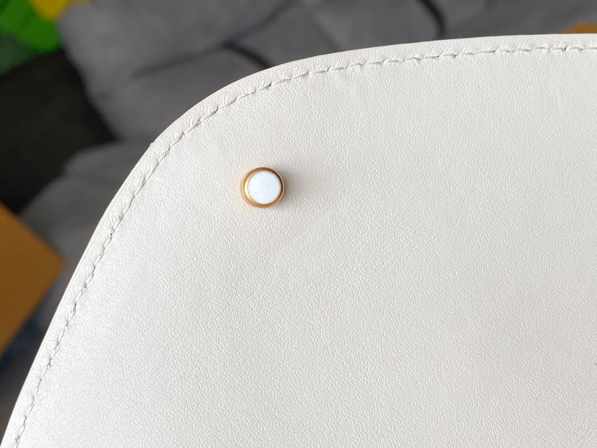 LV Hold Me M21797 23x15x10cm