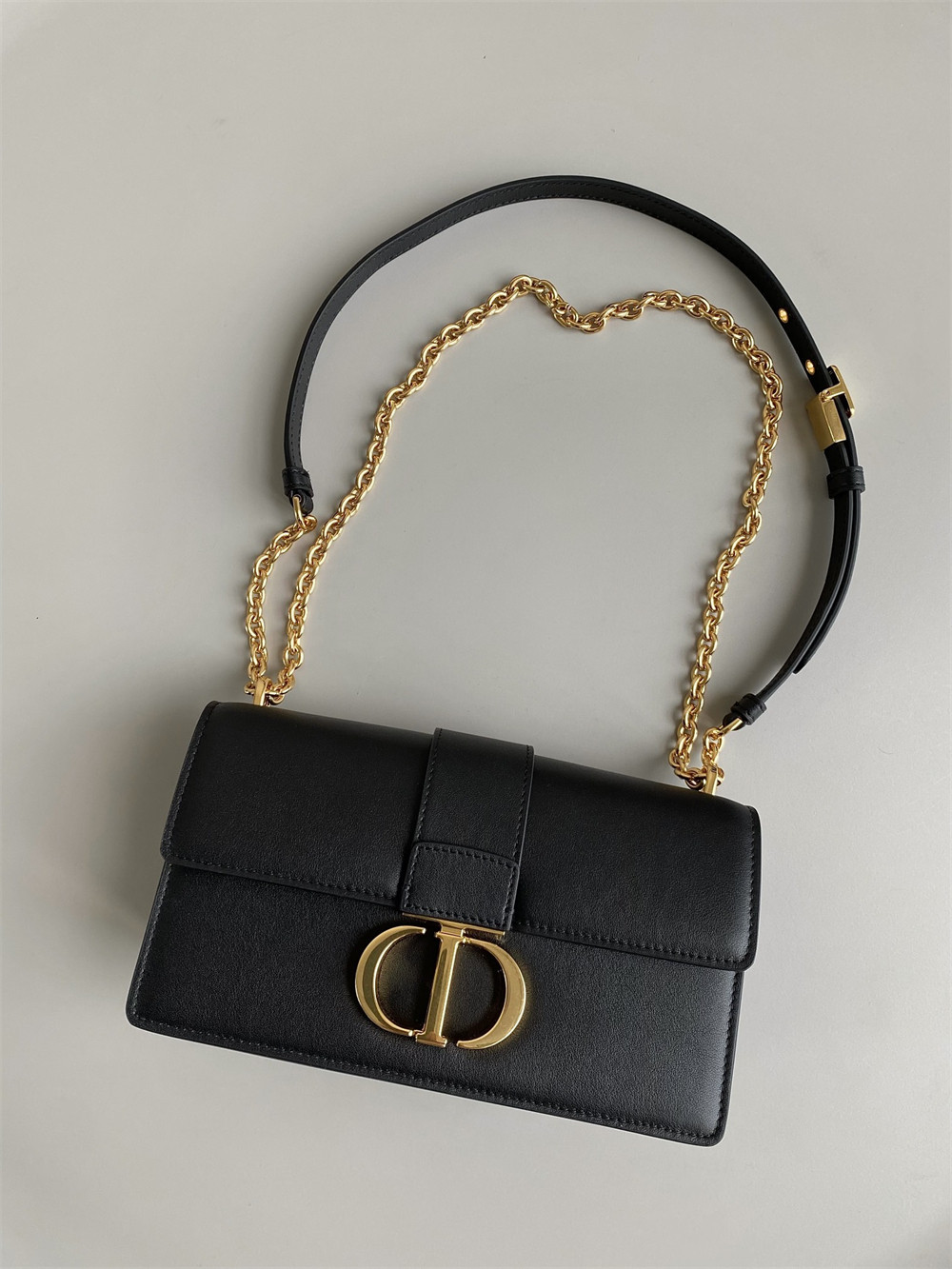 D*0r 30 MONTAIGNE EAST-WEST BAG WITH CHAIN 21 x 12 x 6 cm / 8.5 x 4.5 x 2.5 inches