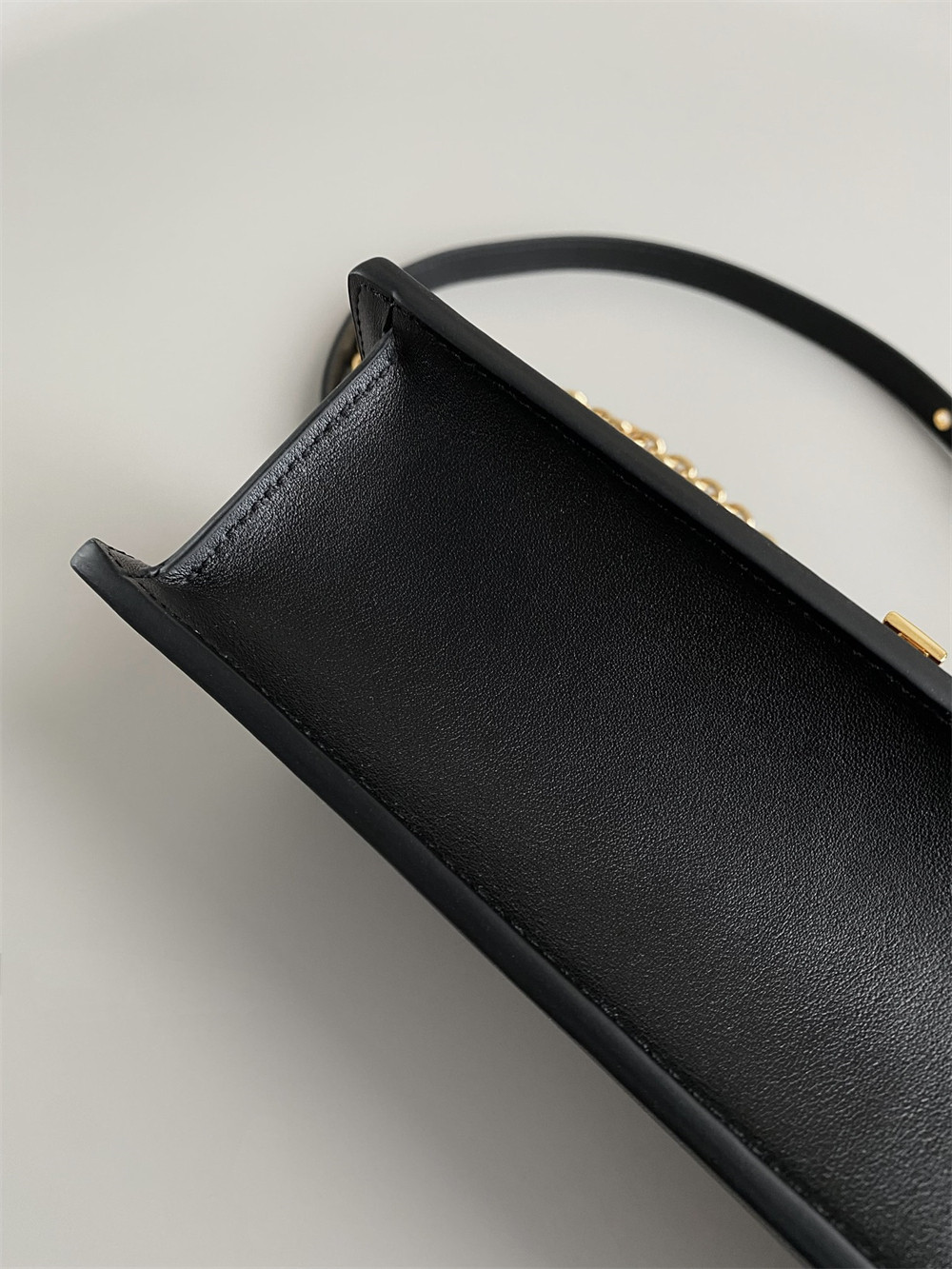 D*0r 30 MONTAIGNE EAST-WEST BAG WITH CHAIN 21 x 12 x 6 cm / 8.5 x 4.5 x 2.5 inches