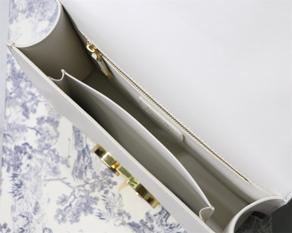 D*0r 30 MONTAIGNE CHAIN BAG WHITE