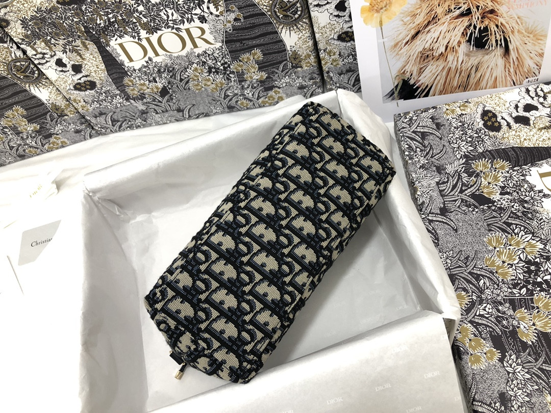 Medium D*0r travel Nomad Pouch