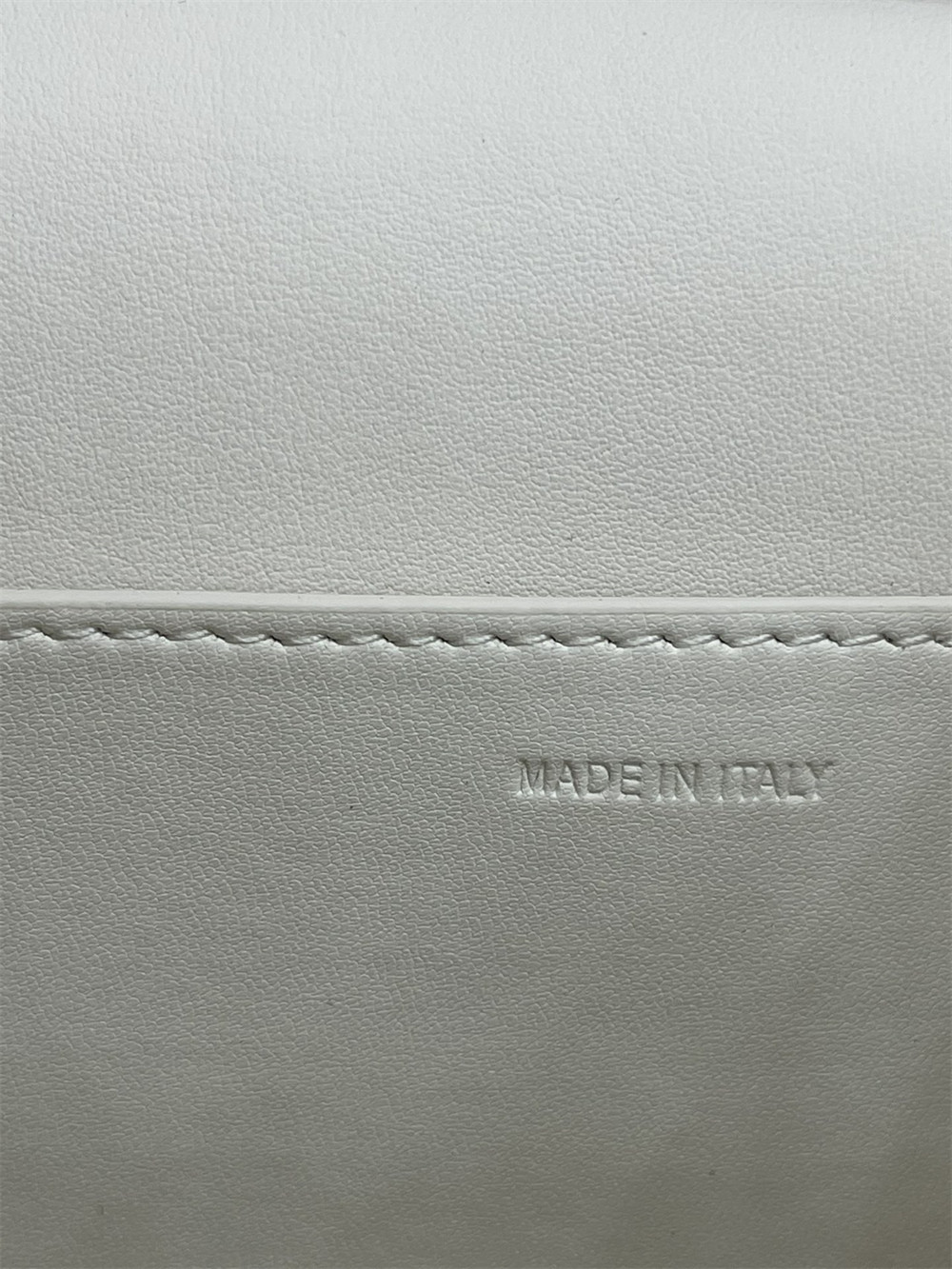 va*t*no GARAVANI LOCÒ CALFSKIN SHOULDER Small BAG With white hardware 22 x 16 x 7 cm