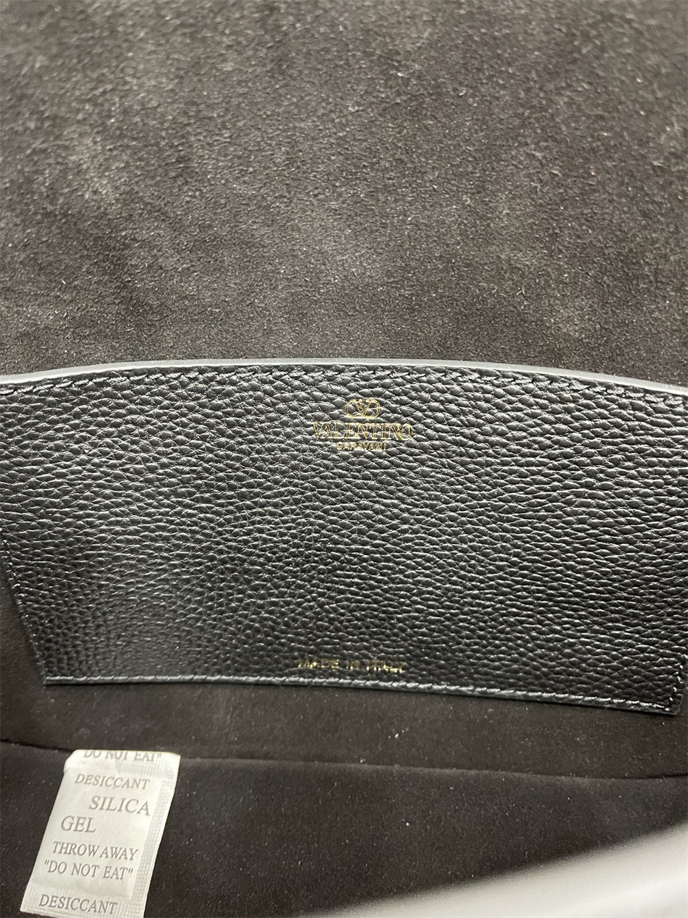 va*t*no GARAVANI ALLTIME GRAINY CALFSKIN SHOULDER BAG BLACK 23.5x18X8cm