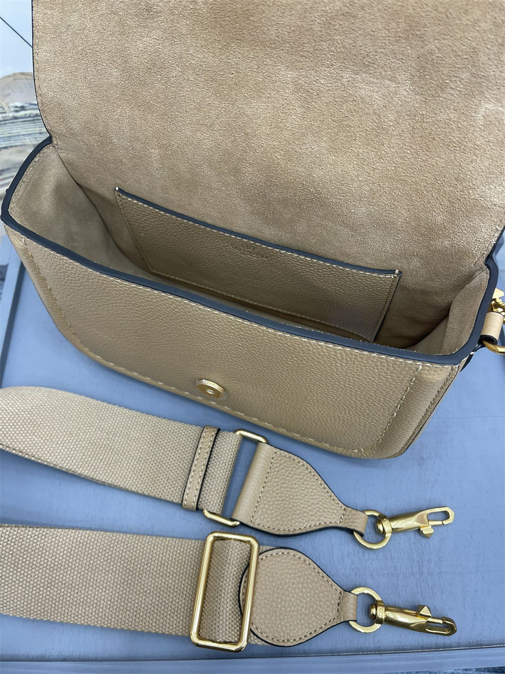 va*t*no GARAVANI ALLTIME GRAINY CALFSKIN SHOULDER BAG APRICOT