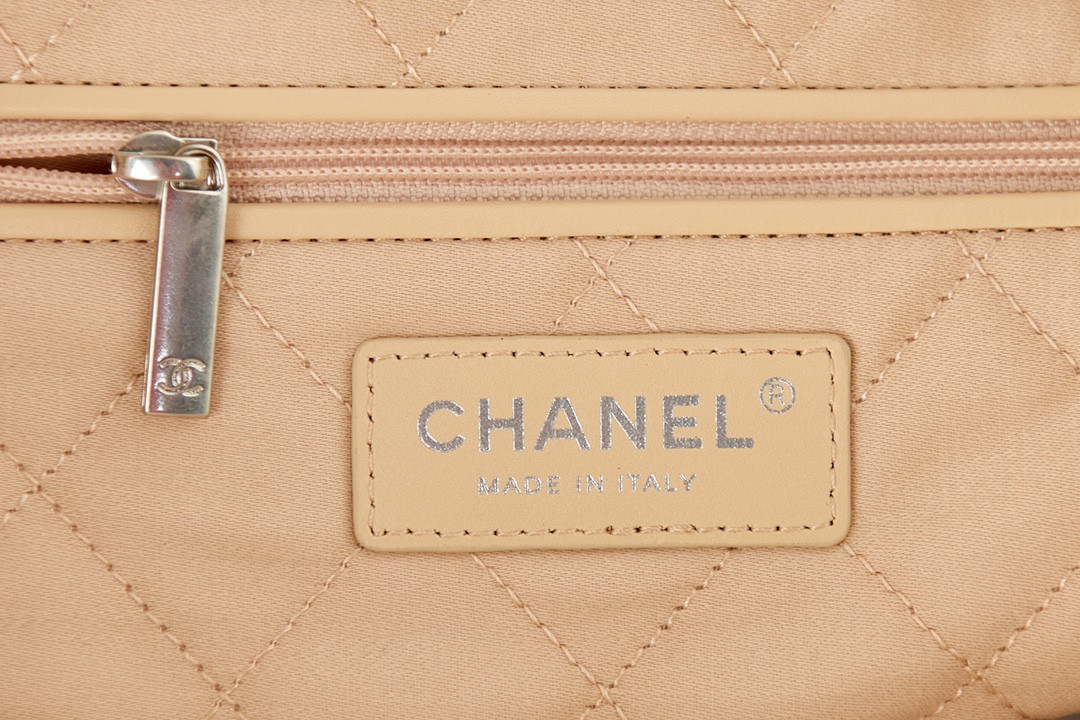 Ch*el 22 HANDBAG Metallic Shaded Calfskin & Silver-Tone Metal White 15.2×16.4×3.1 in