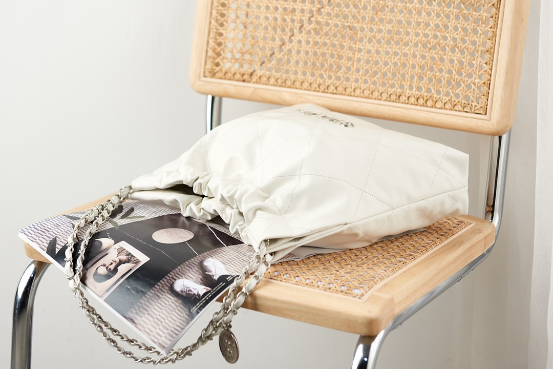 Ch*el 22 SMALL HANDBAG Shiny Calfskin White 13.7×14.4×2.7 in