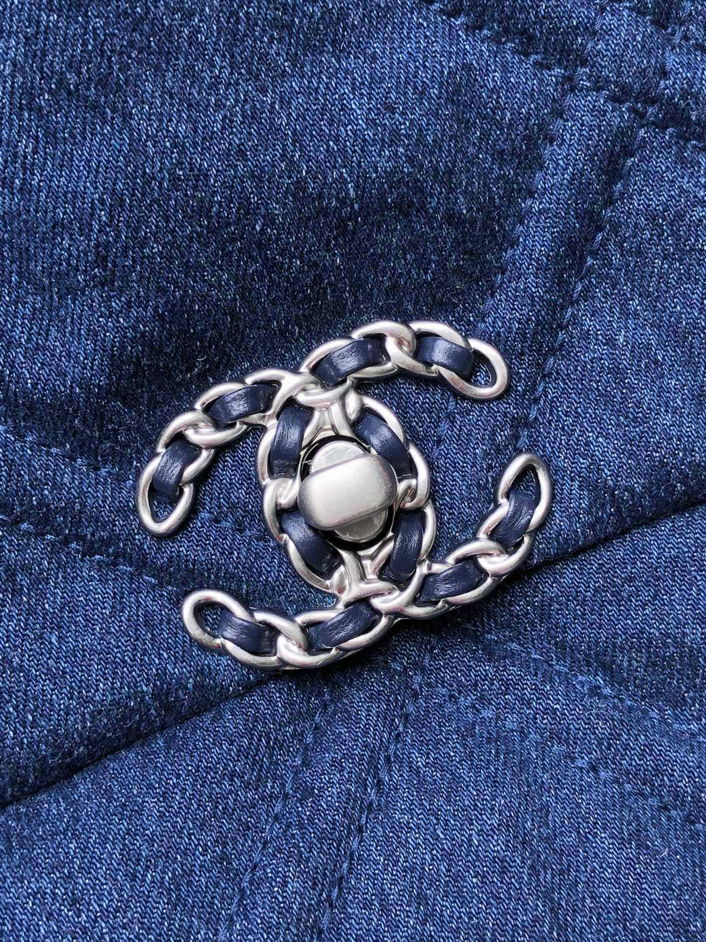 Ch*el 19 HANDBAG, Gold-Tone, Silver-Tone & Ruthenium-Finish Metal Navy 6.2 × 10.1 × 3.5 in