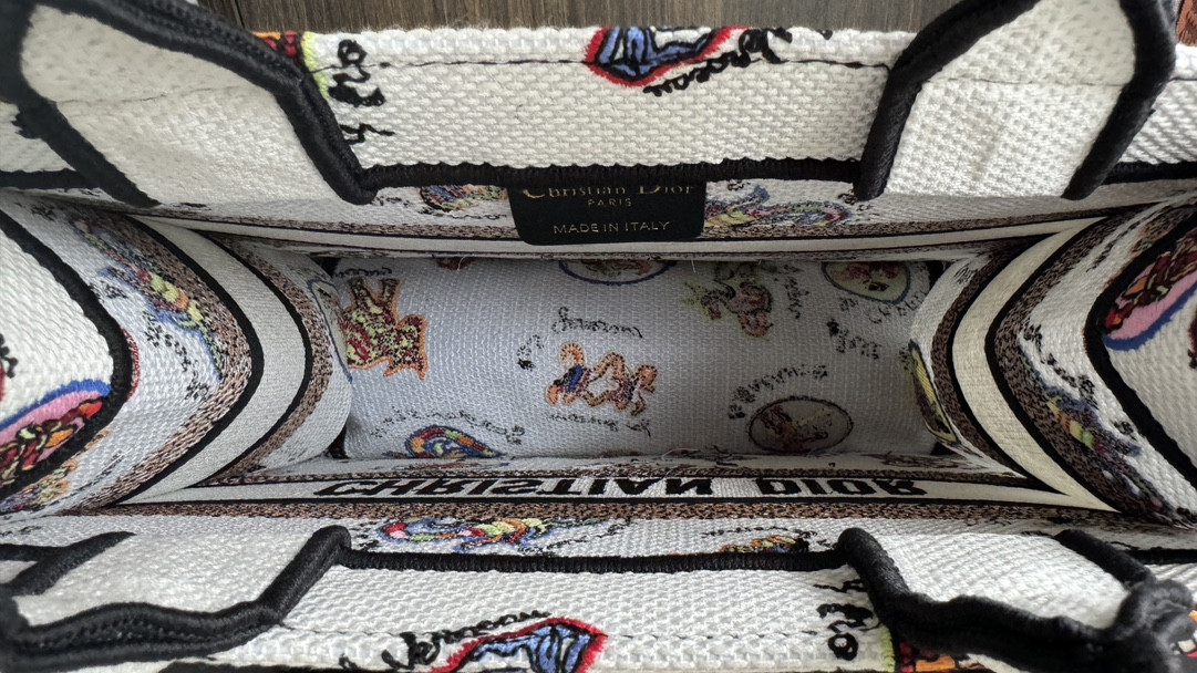 Small D*0r BOOK TOTE WHITE MULTICOLOR DRAGON ZODIAC EMBROIDERY 10.5 x 8.5 x 5.5 inches