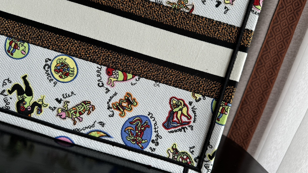 MEDIUM D*0r BOOK TOTE White Multicolor Dragon Zodiac Embroidery 14 x 11 x 6.5 inches