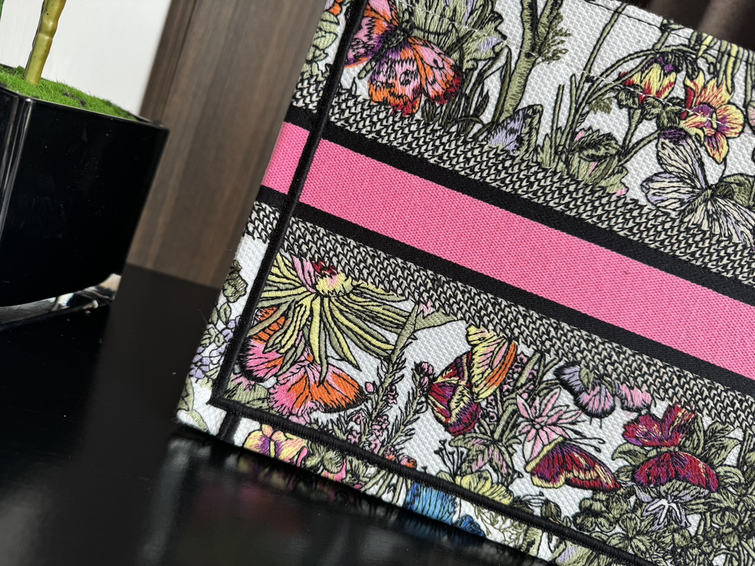 Small D*0r BOOK TOTE WHITE MULTICOLOR MEXICO MILLEFIORI EMBROIDERY 10.5 x 8.5 x 5.5 inches