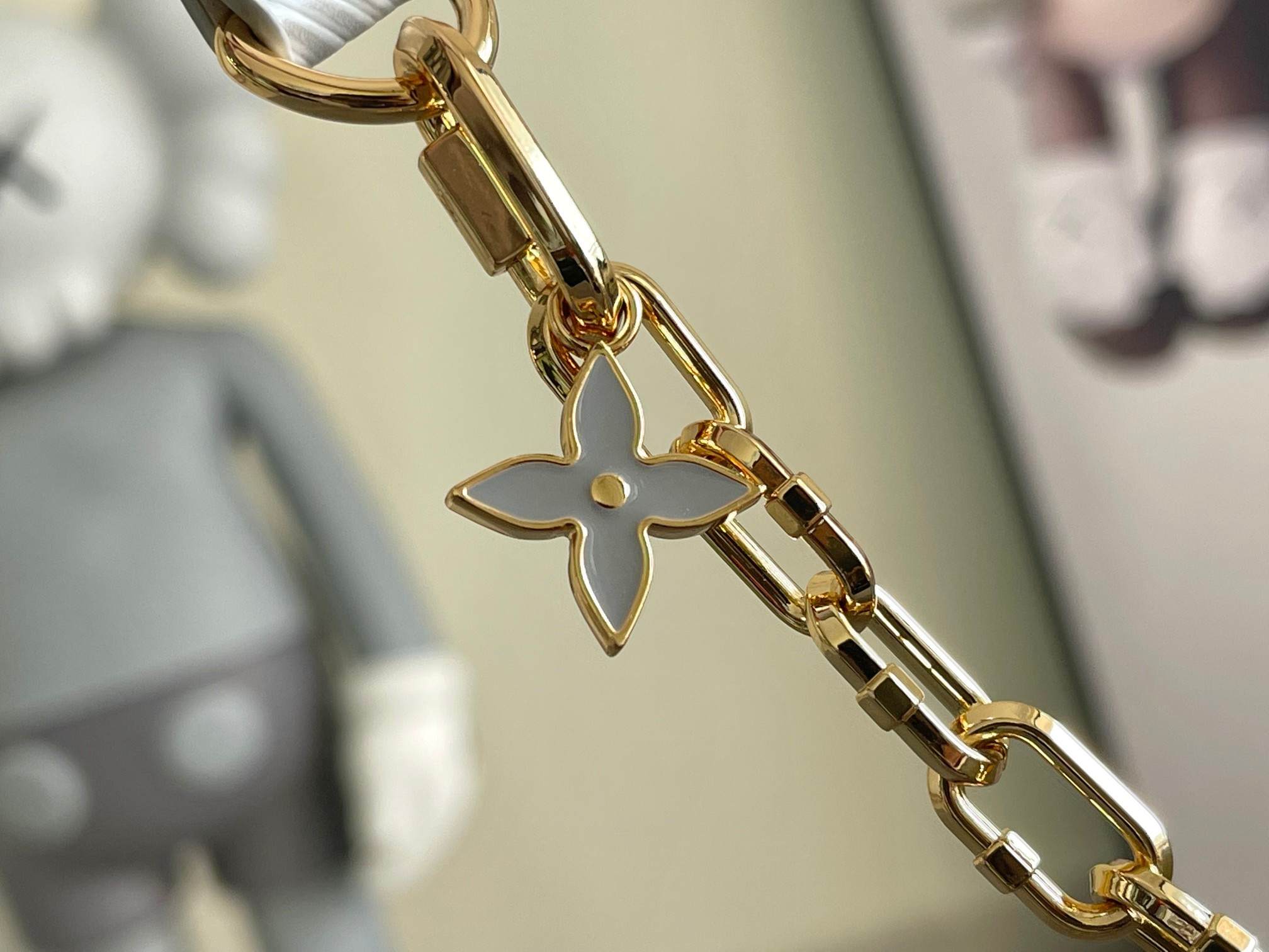 L0*is V*t0n Twist MM white 9.1 x 6.7 x 3.7 inches