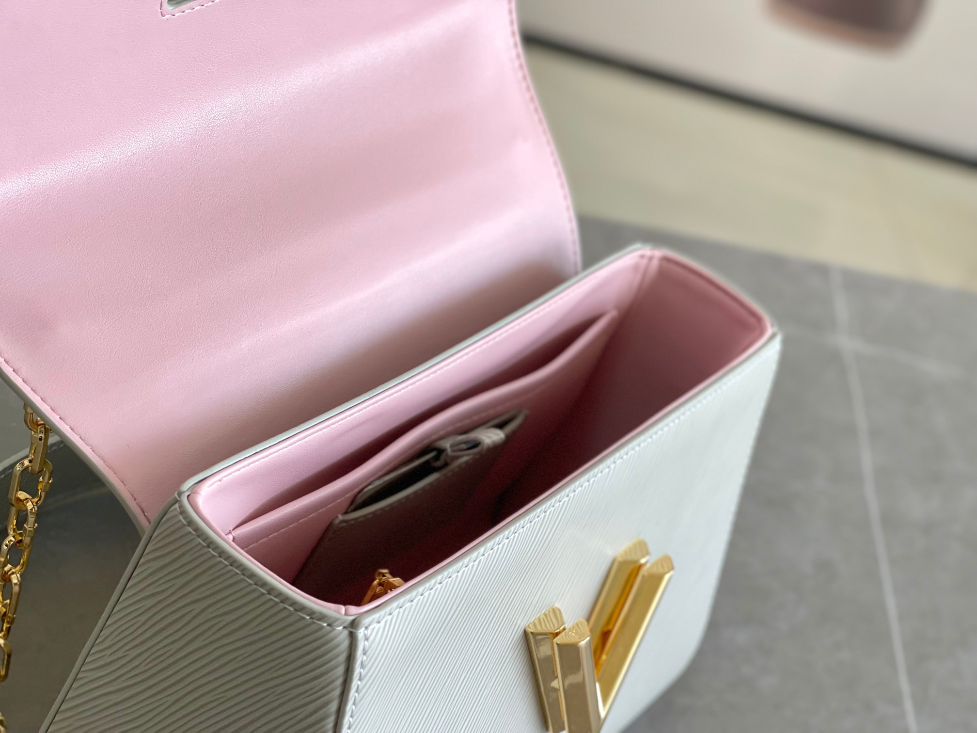 L0*is V*t0n Twist MM white 9.1 x 6.7 x 3.7 inches