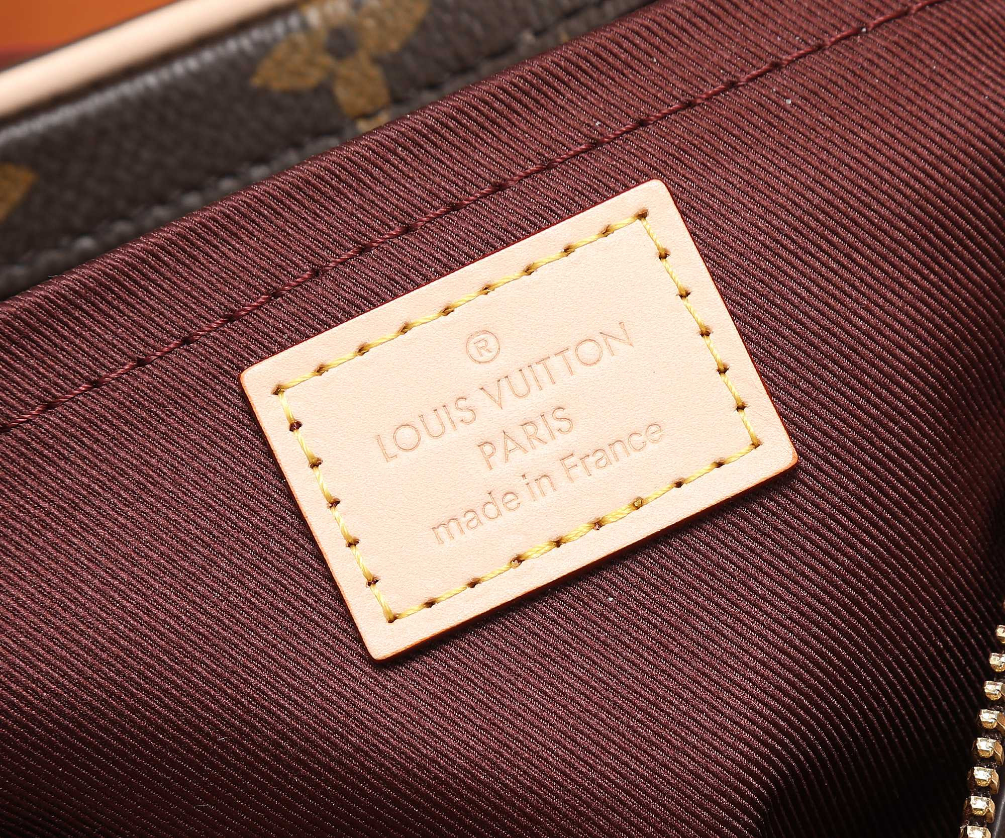 L0*is V*t0n M46828 Croissant MM 9.8 x 5.9 x 2 inches