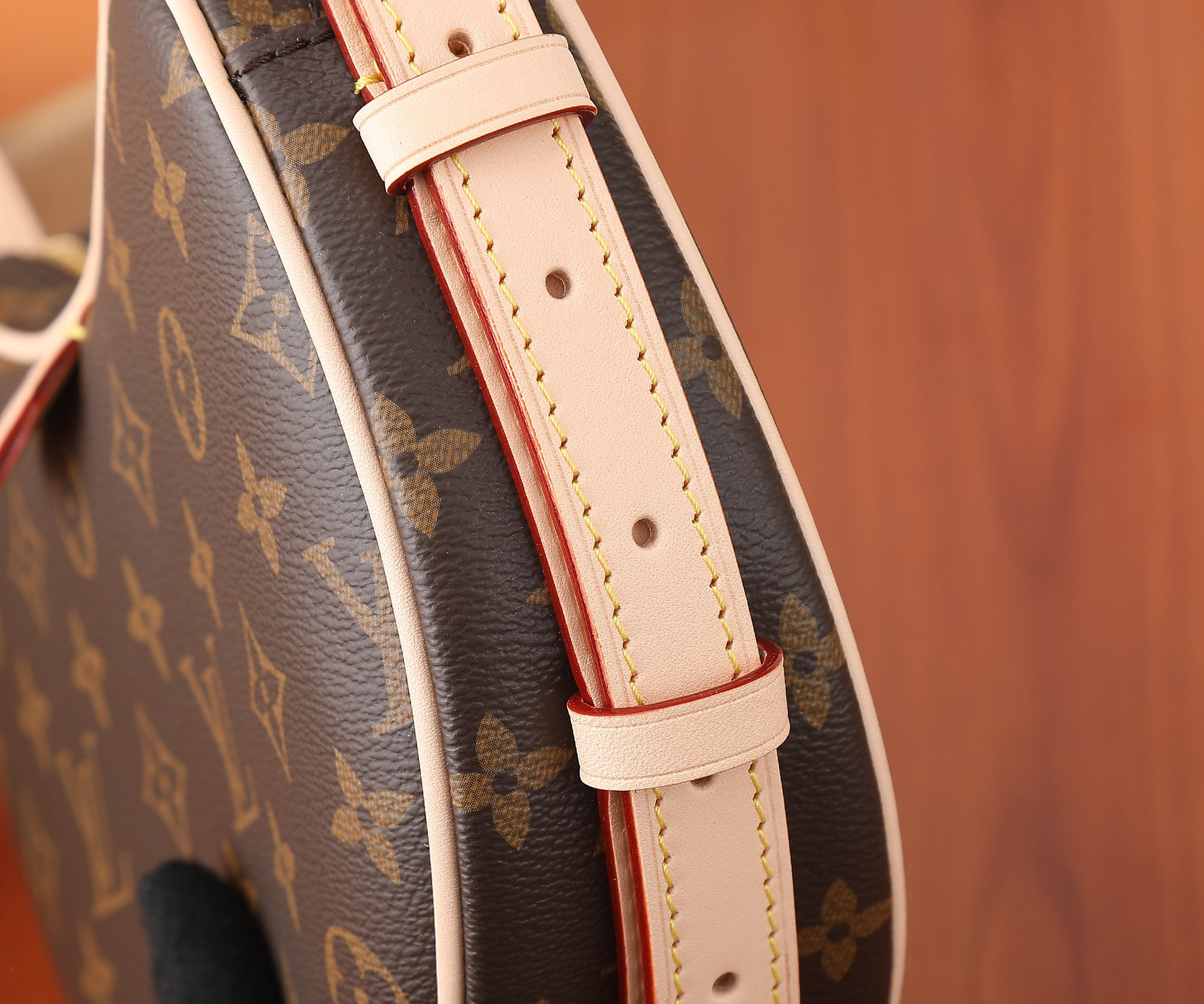 L0*is V*t0n M46828 Croissant MM 9.8 x 5.9 x 2 inches