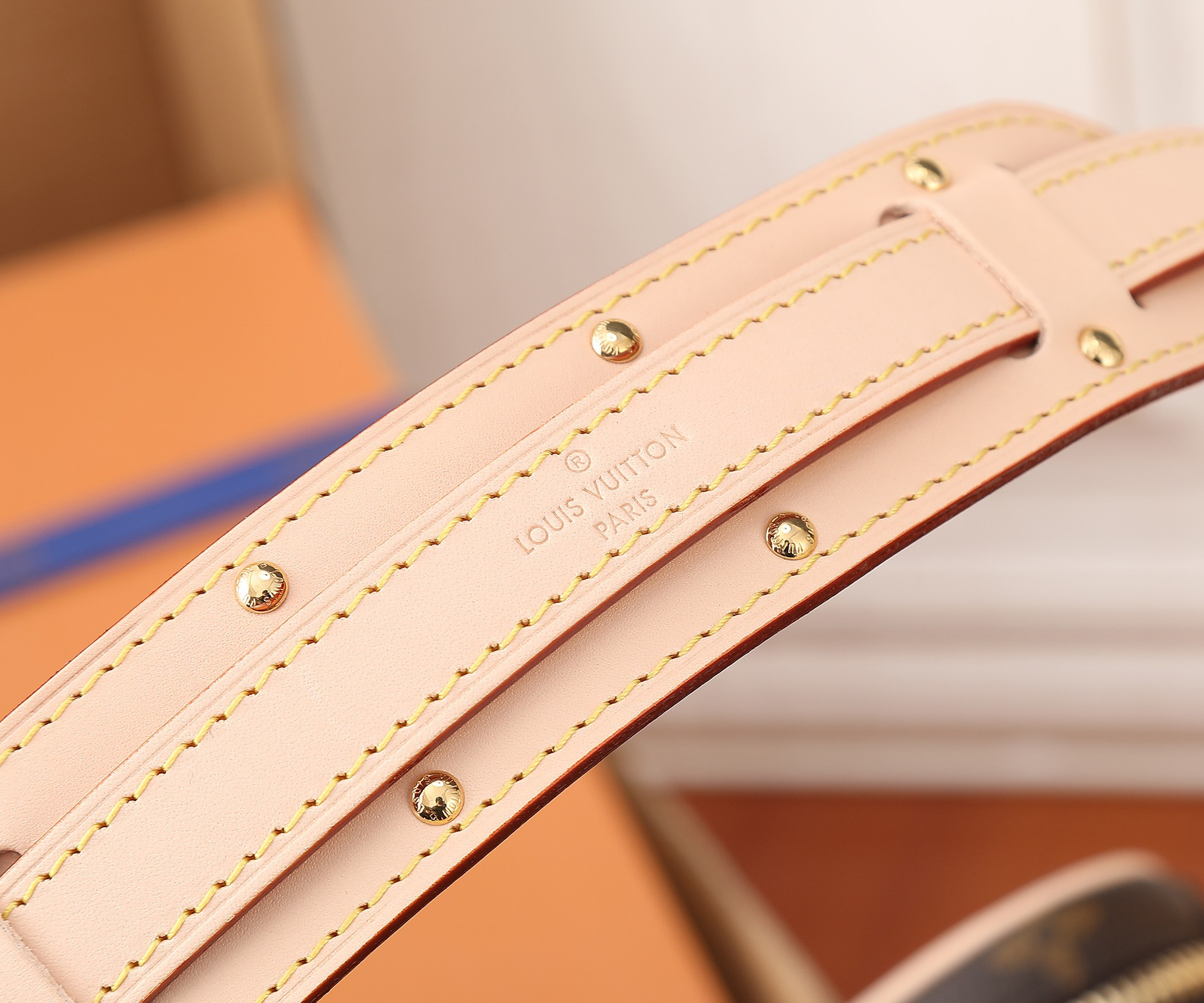 L0*is V*t0n M46828 Croissant MM 9.8 x 5.9 x 2 inches