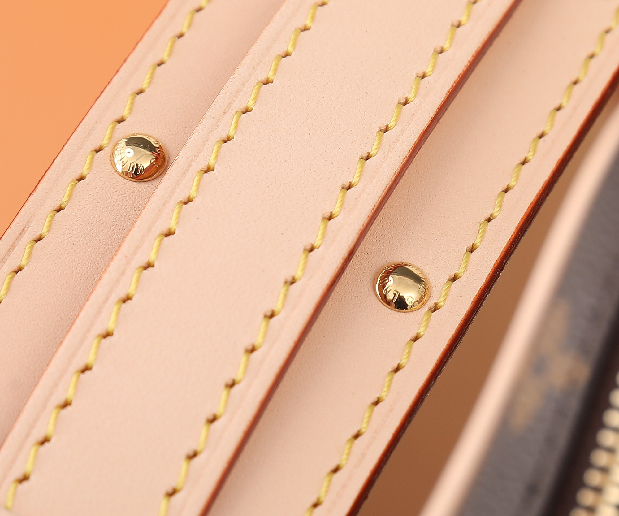 L0*is V*t0n M46828 Croissant MM 9.8 x 5.9 x 2 inches