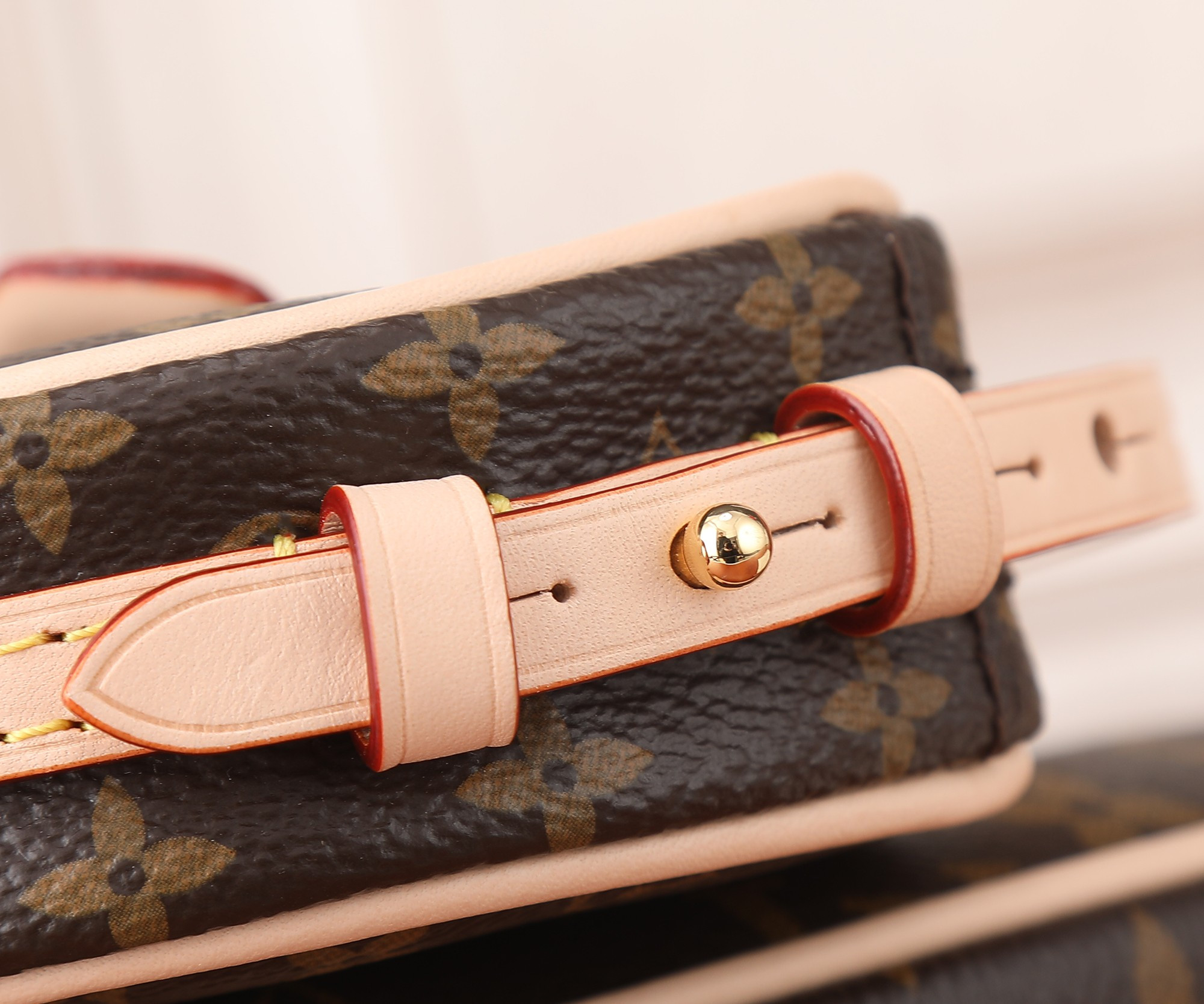 L0*is V*t0n M46828 Croissant MM 9.8 x 5.9 x 2 inches