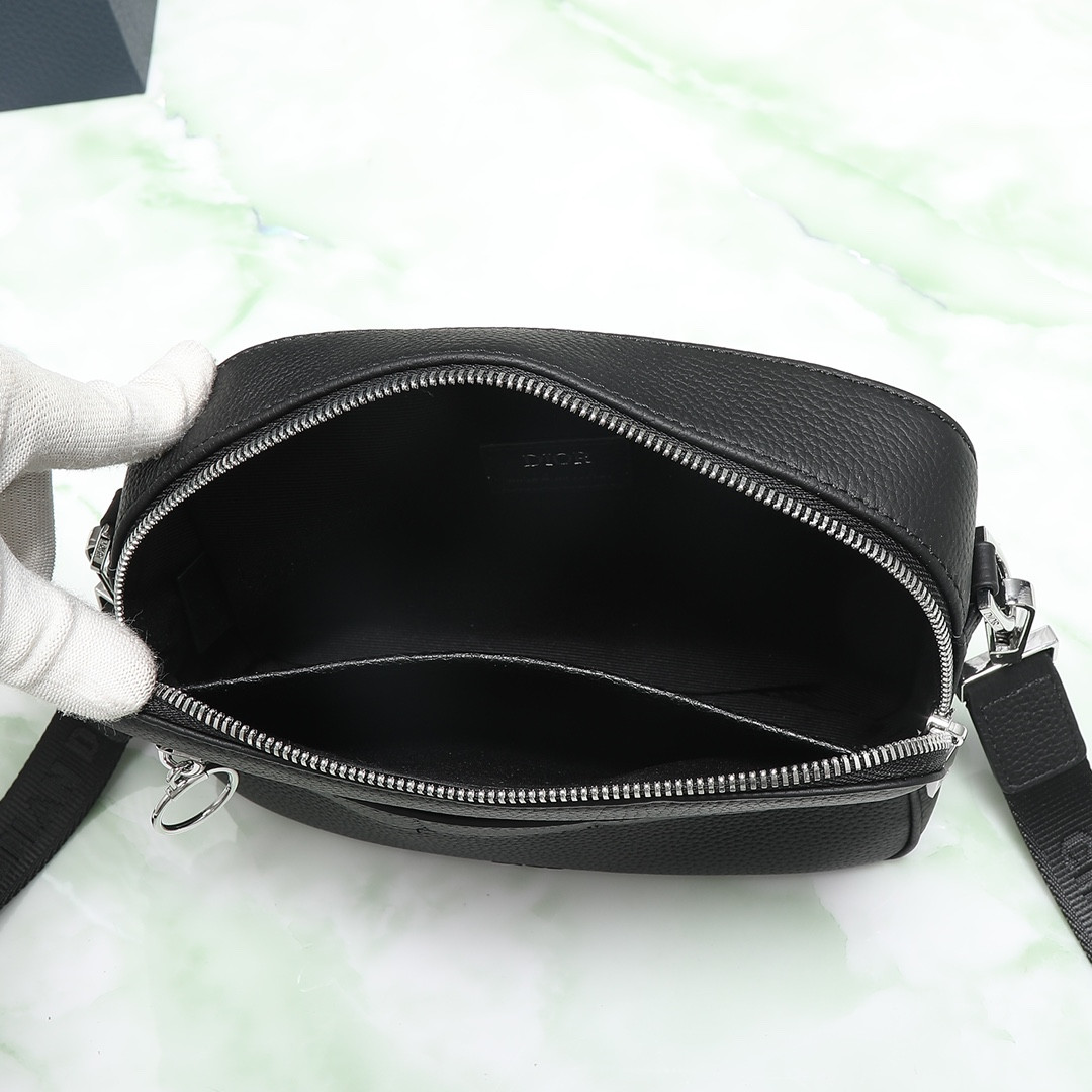 D*0r Safari Bag with Strap Black 8.5 x 6 x 2.5 inches