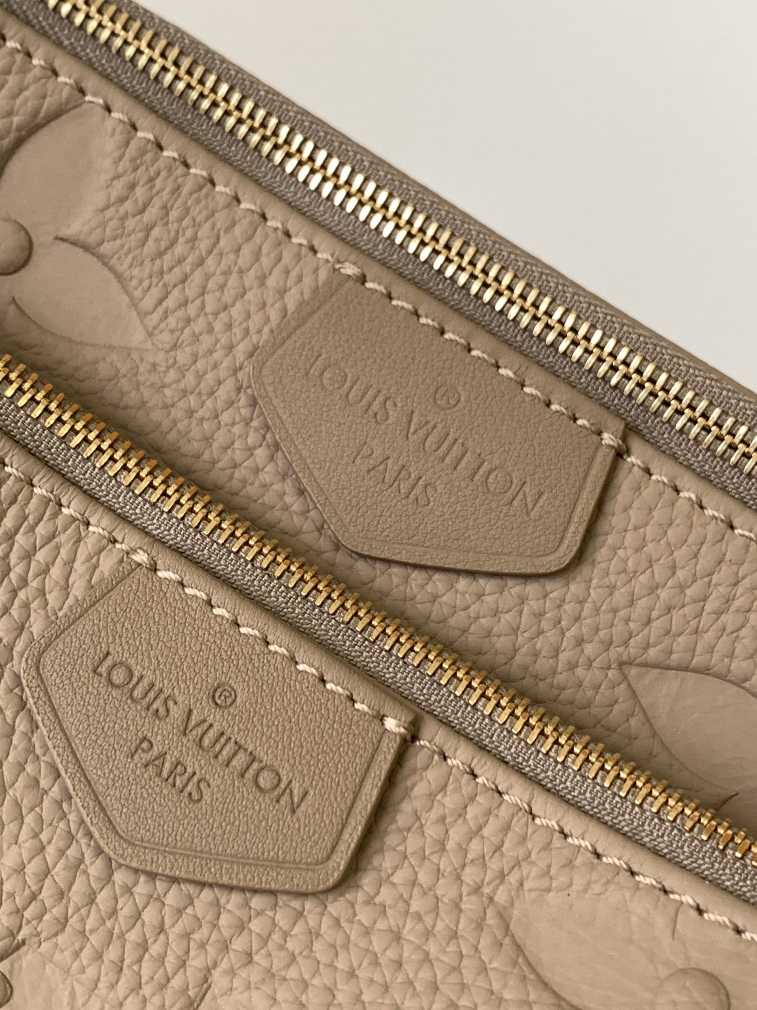 L0*is V*t0n Multi Pochette Accessoires Gray 9.4 x 5.3 x 1.6 inches