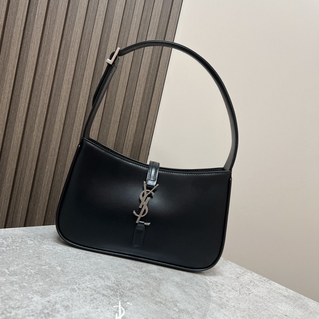 Y*L LE 5 À 7 IN SMOOTH LEATHER NOIR SILVER 9 X 6.3 X 2.5 INCHES