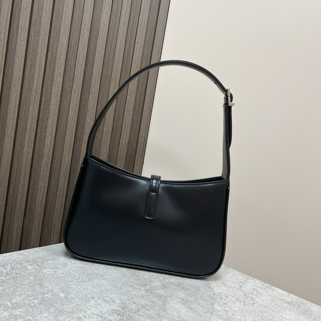 Y*L LE 5 À 7 IN SMOOTH LEATHER NOIR SILVER 9 X 6.3 X 2.5 INCHES