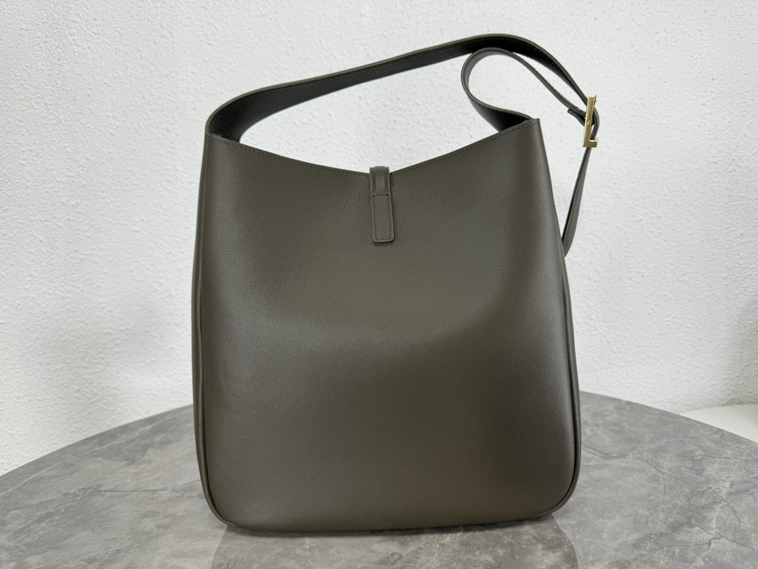 Y*L LE 5 À 7 S*pPLE LARGE IN SMOOTH LEATHER LIGHT MUSK 11.8" X 11" X 4.3"