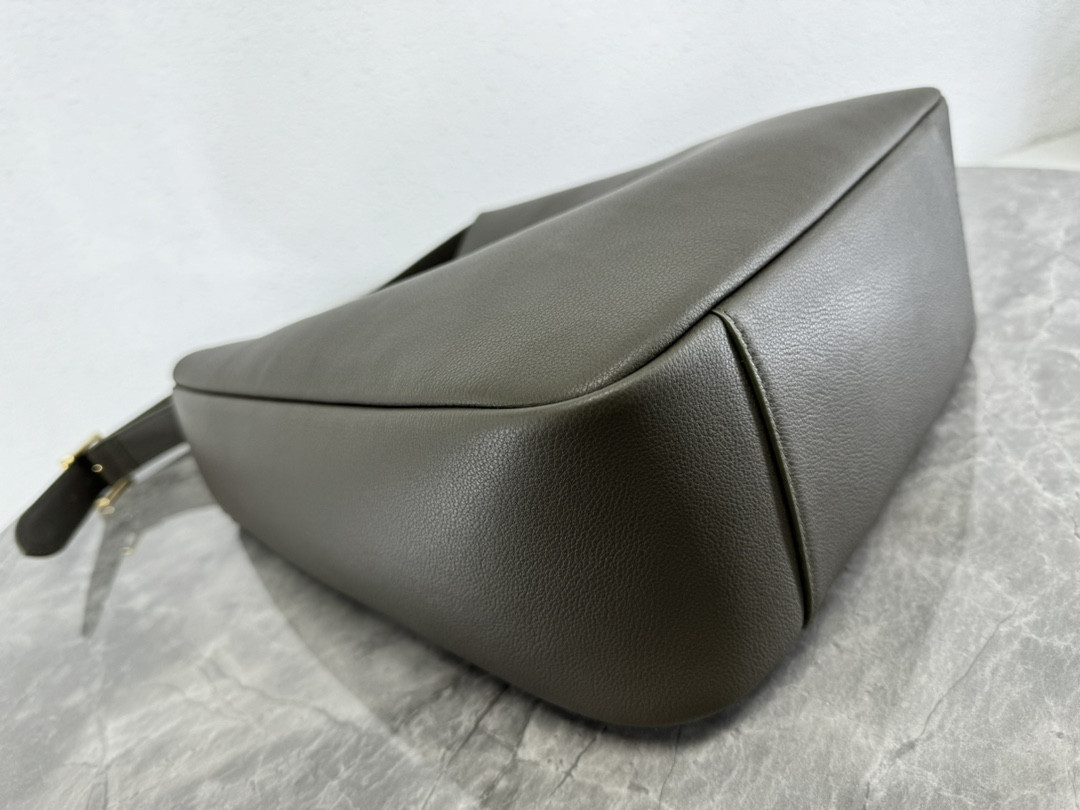 Y*L LE 5 À 7 S*pPLE LARGE IN SMOOTH LEATHER LIGHT MUSK 11.8" X 11" X 4.3"